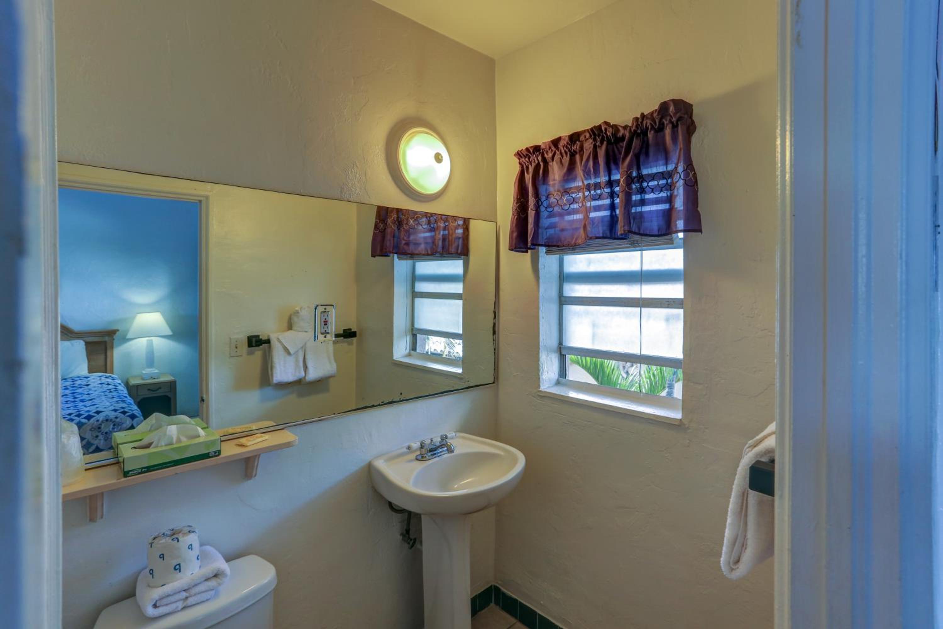 Standard Double Room - Photo 12