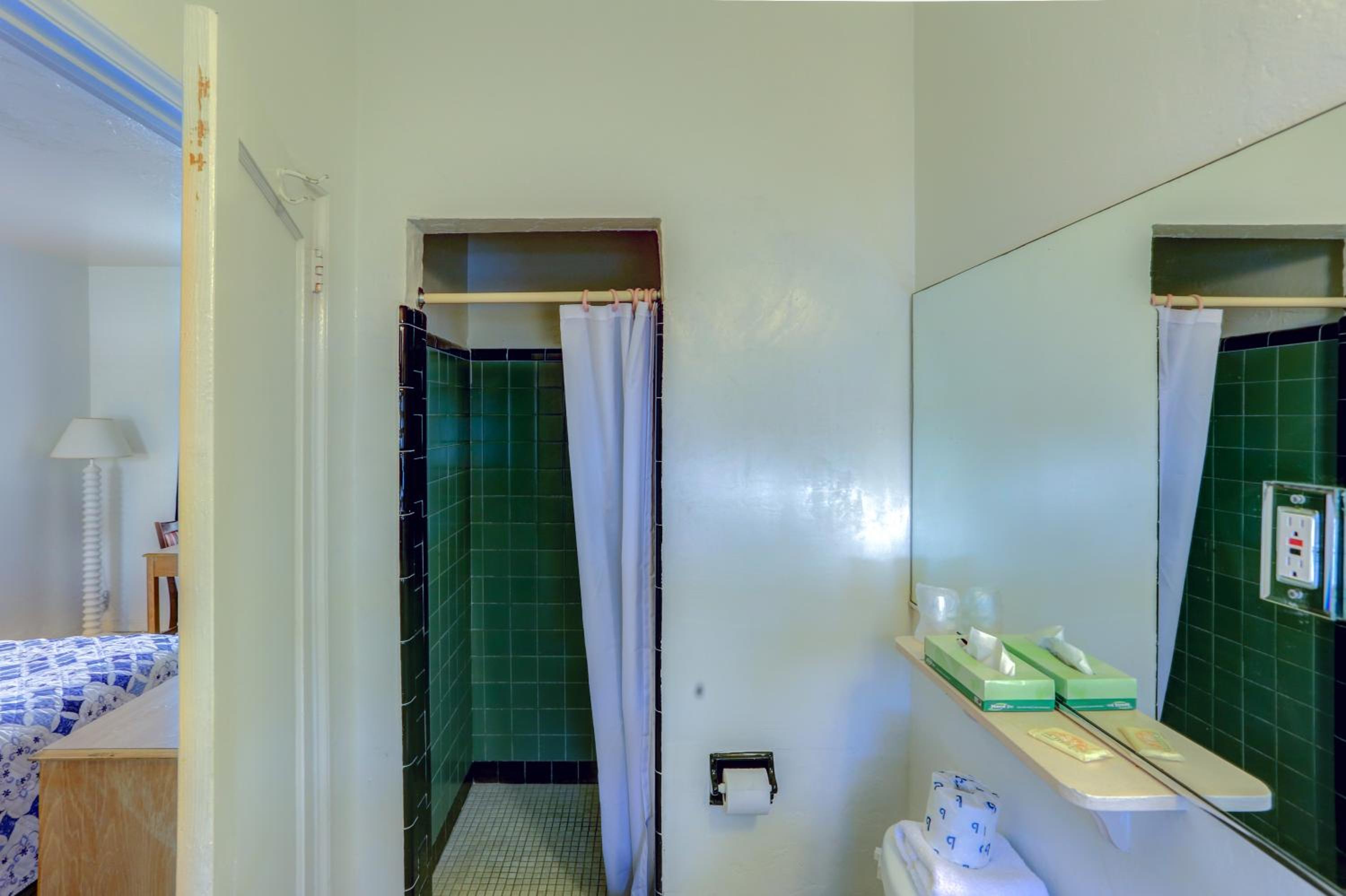 Standard Double Room - Photo 8