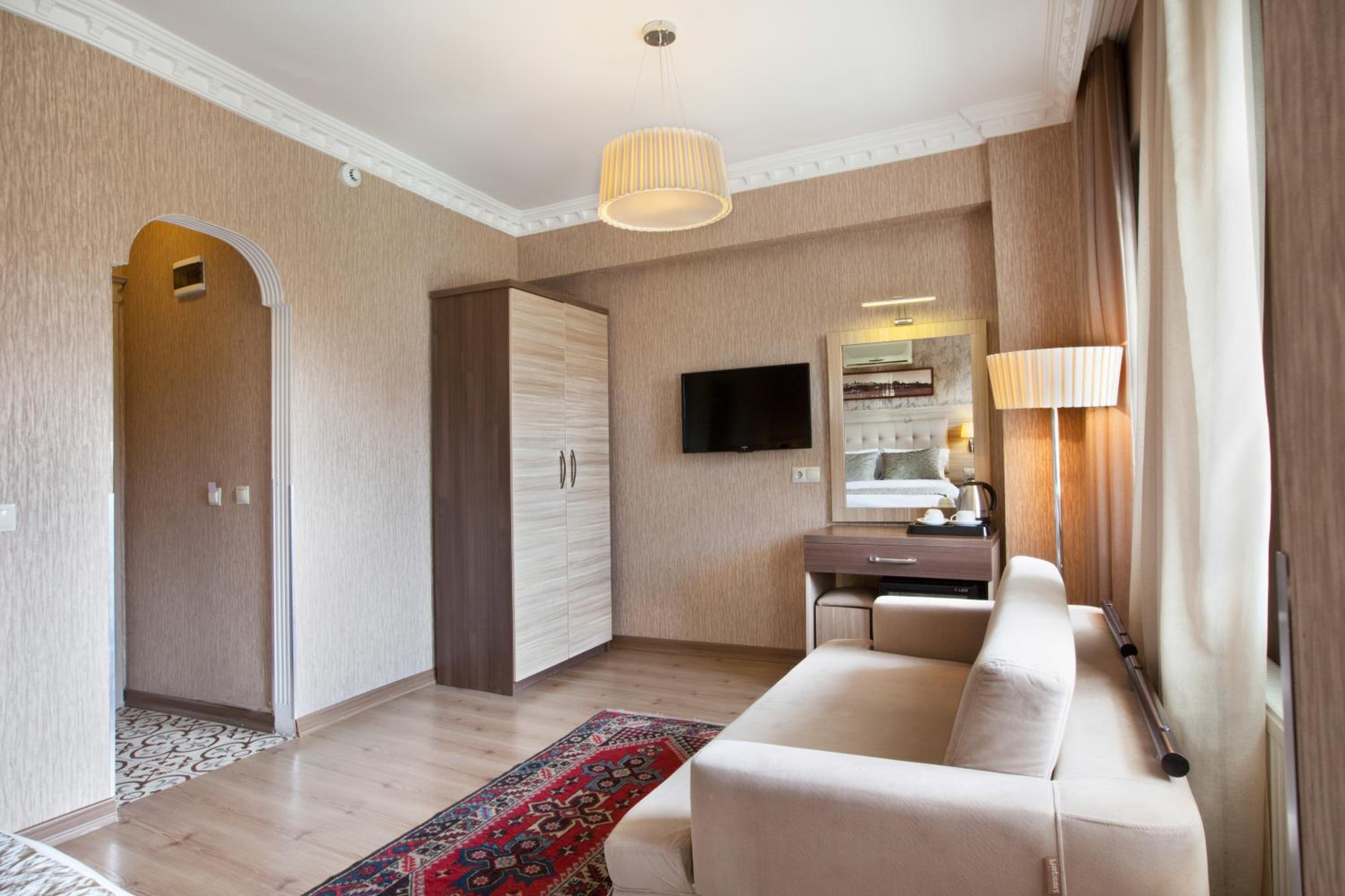 Deluxe Room with Balcony and Sea View photo 2