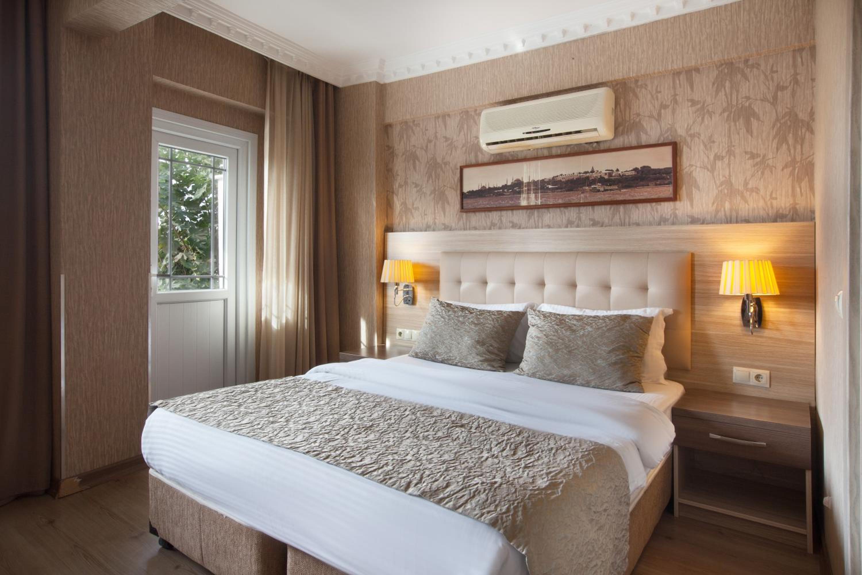 Deluxe Room with Balcony and Sea View photo 3