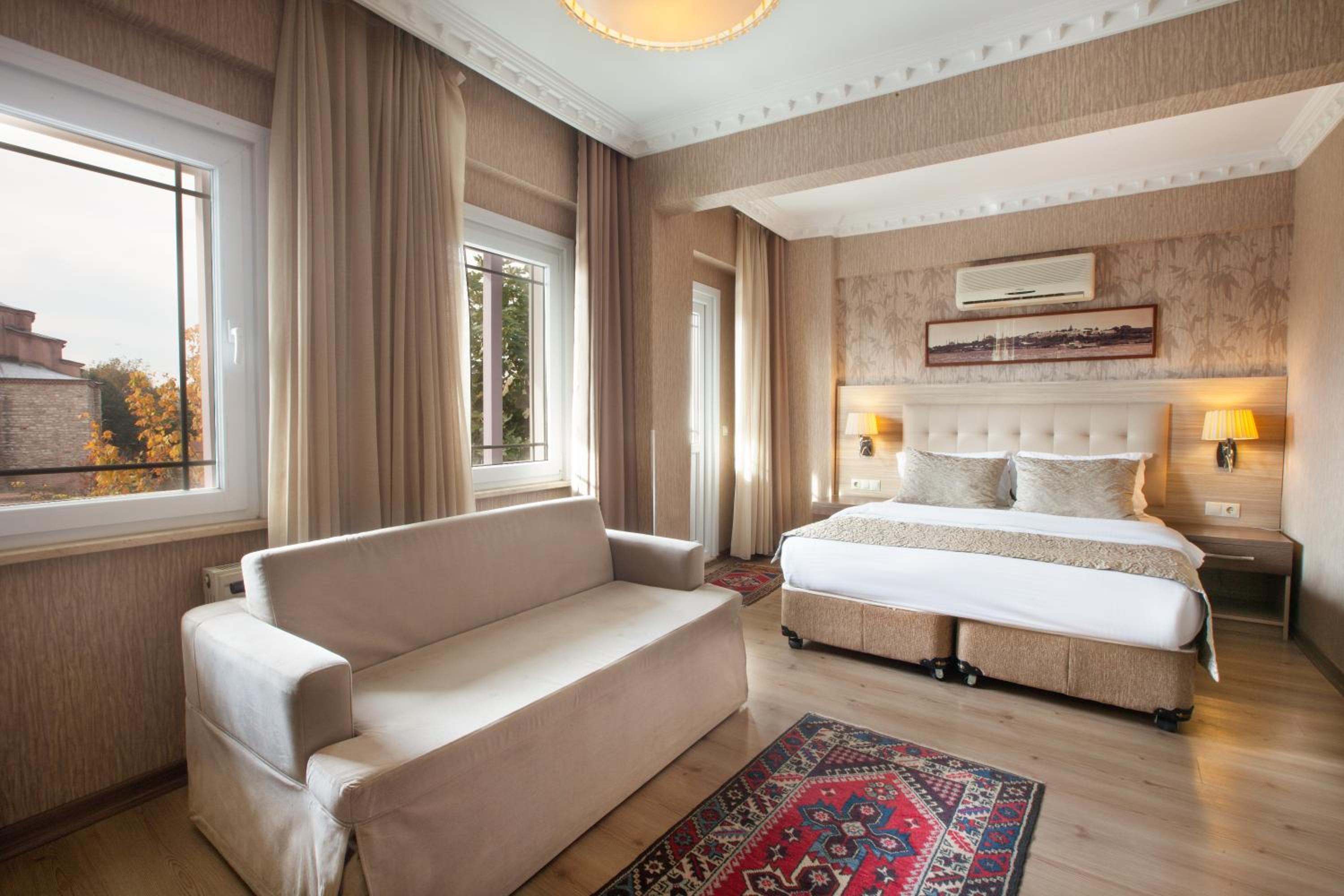 Deluxe Room with Balcony and Sea View photo 1