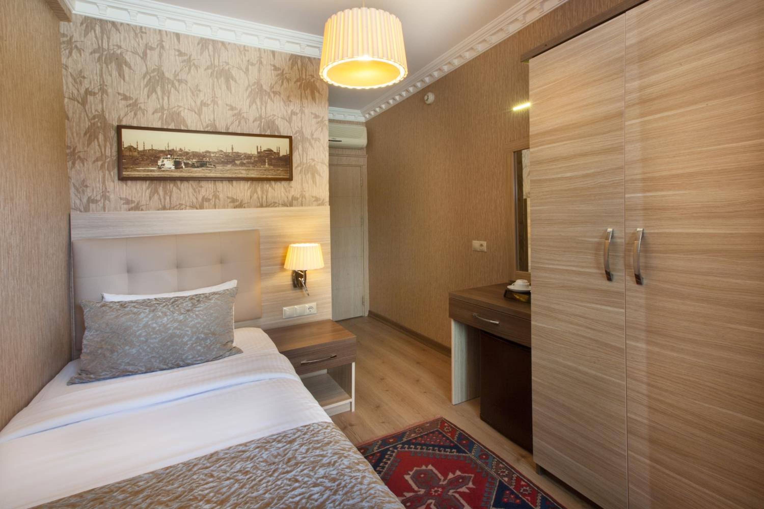 Economy Twin Room photo 1