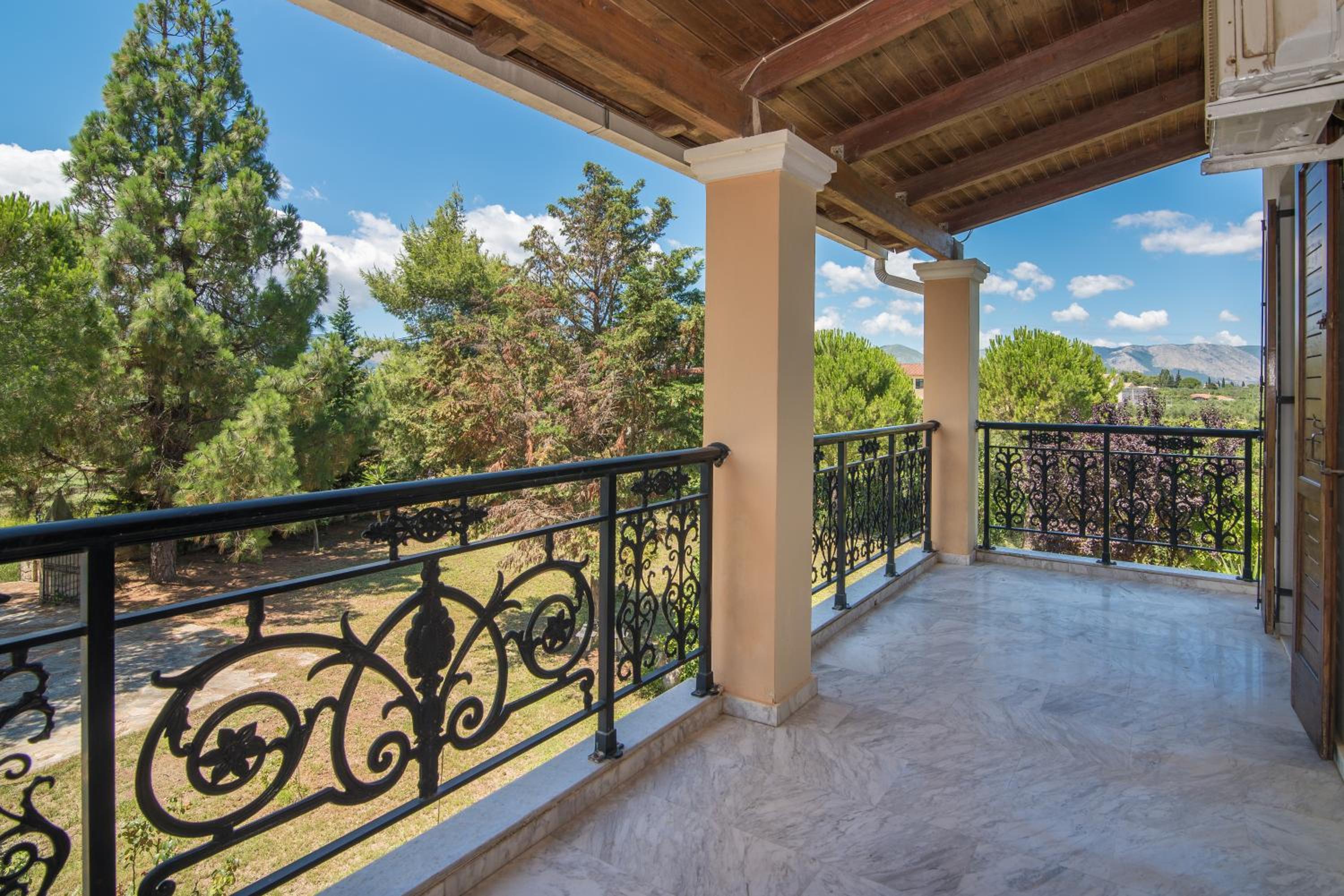 Villa - Photo 3