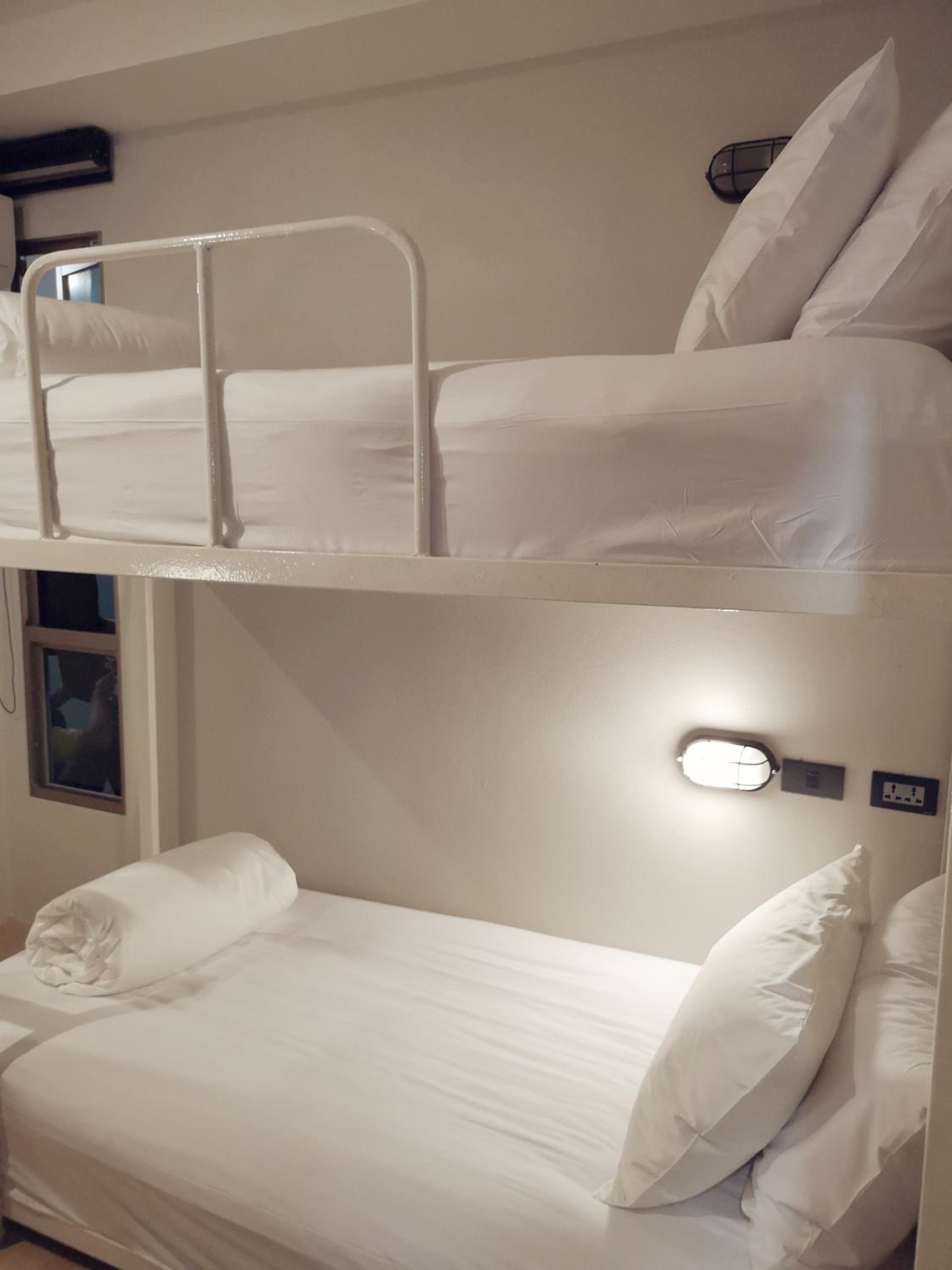 Quadruple Room with Private Bathroom - Photo 4