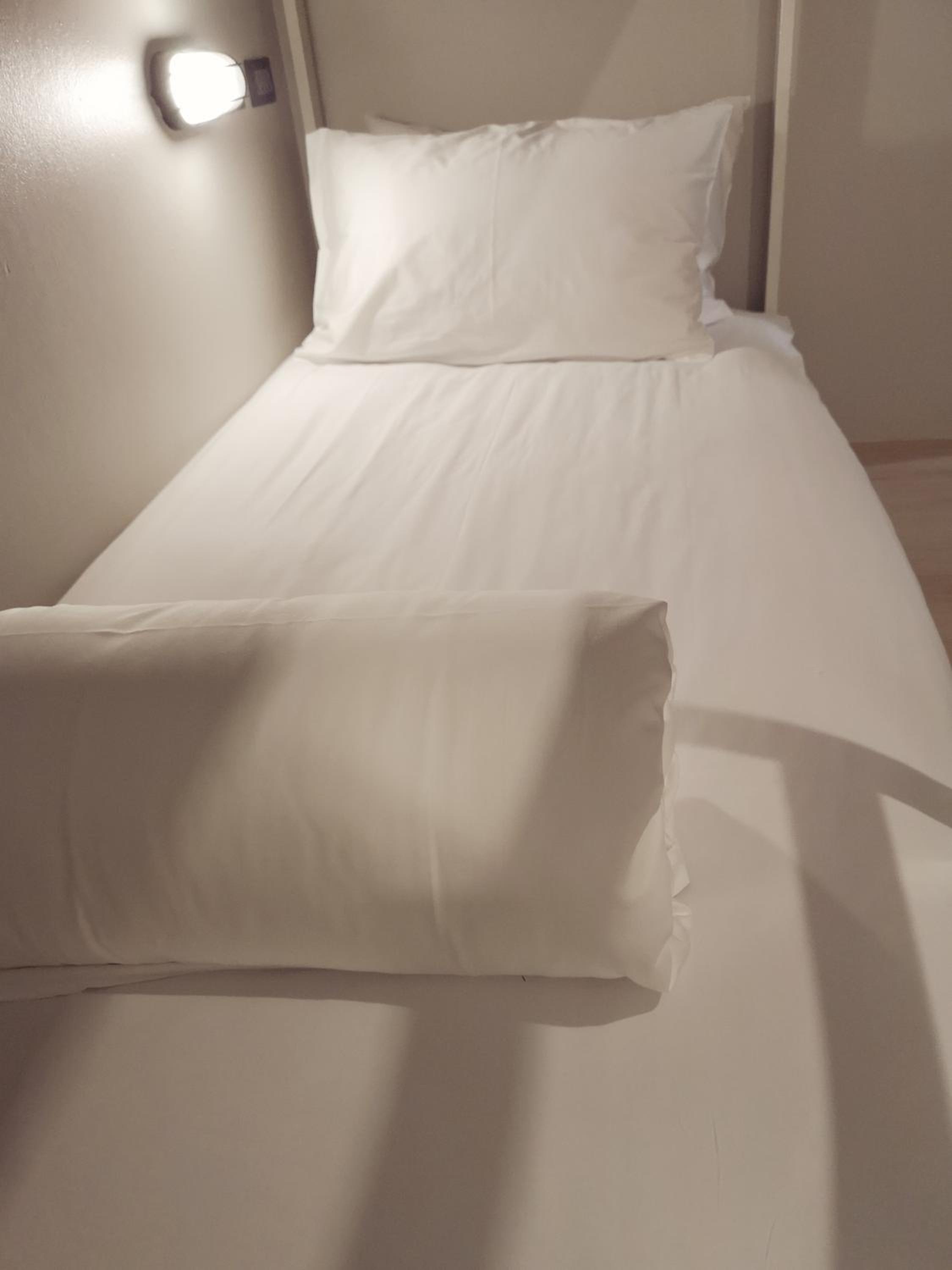 Quadruple Room with Private Bathroom - Photo 7