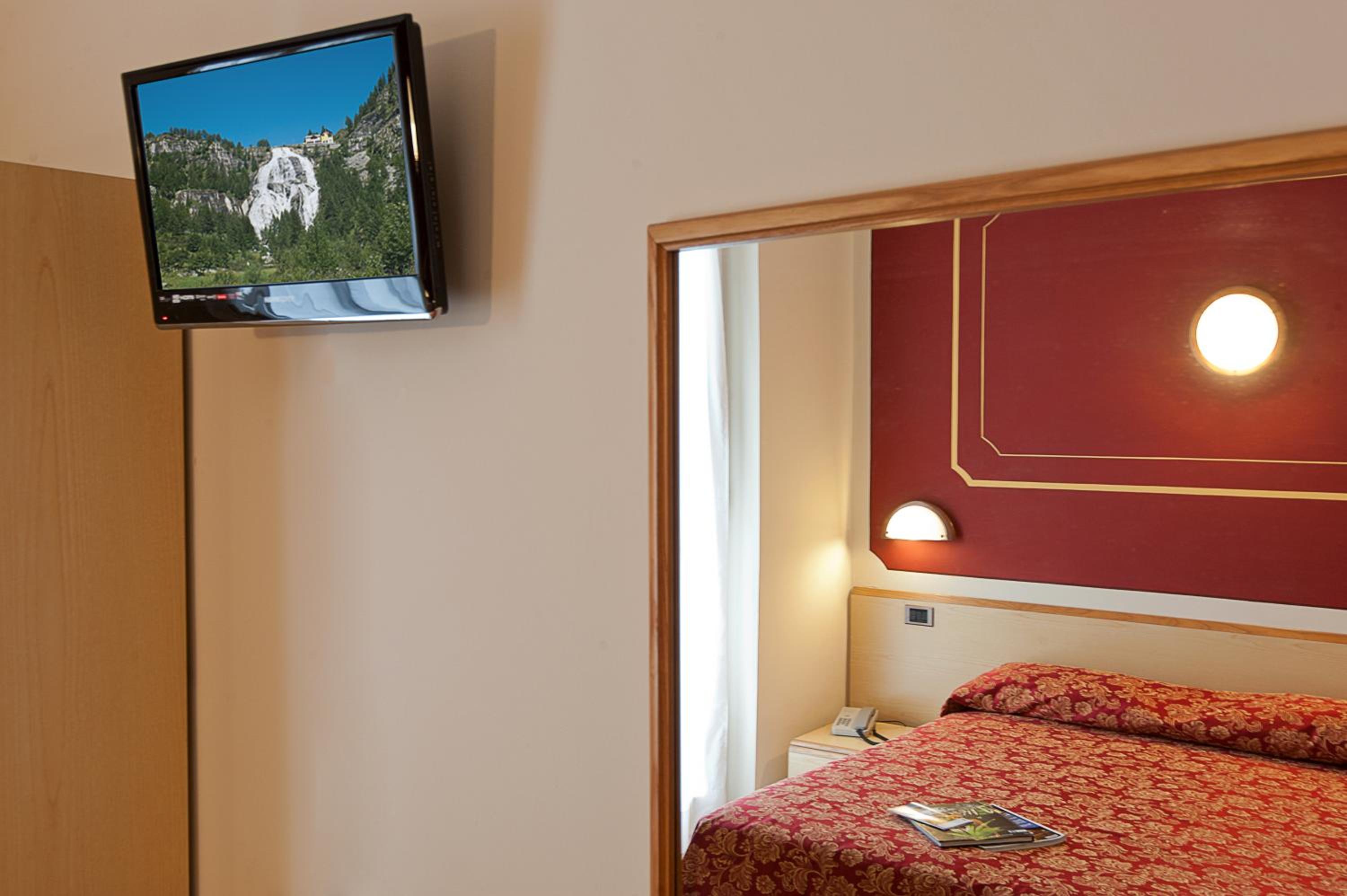 Double or Twin Room with Balcony and Lake View - Photo 8