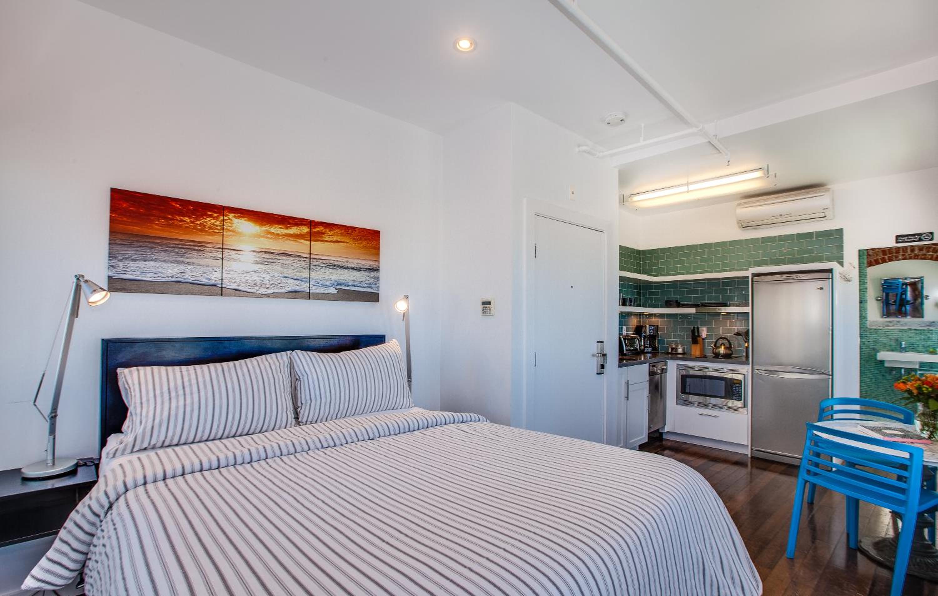 First Floor Junior Studio Suite, Oceanfront thumbnail 6