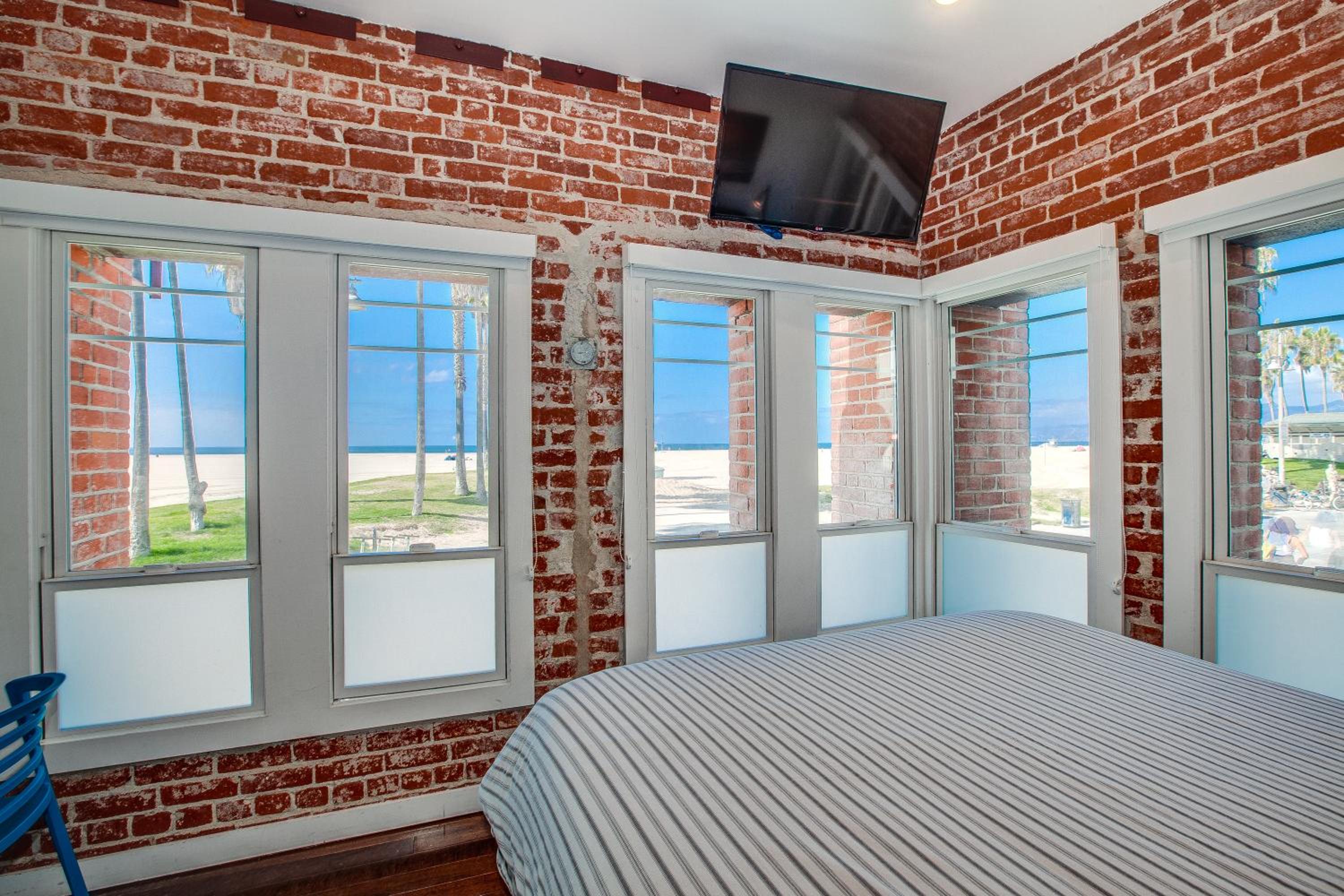 First Floor Junior Studio Suite, Oceanfront thumbnail 5