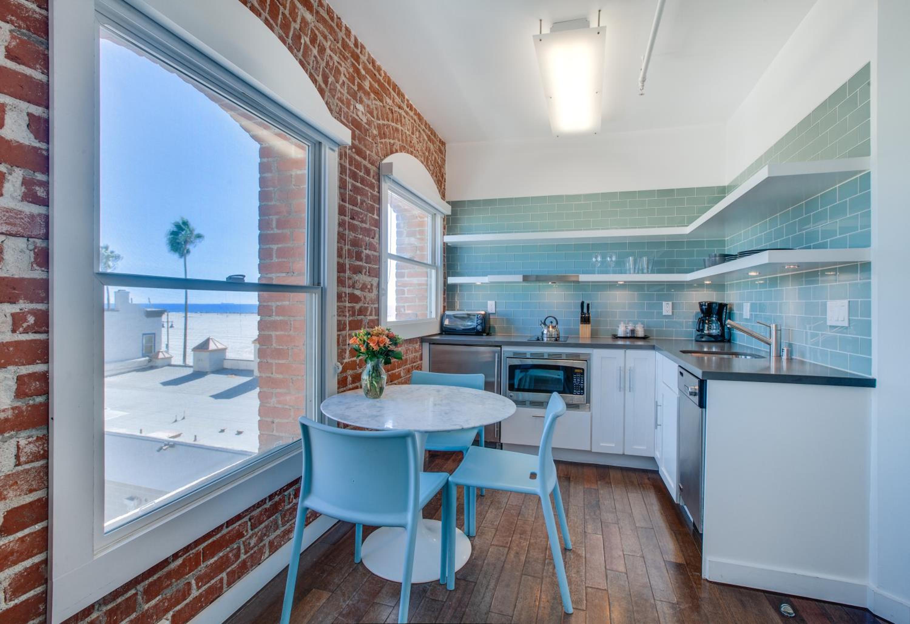 One Bedroom Suite, Partial Ocean View thumbnail 6