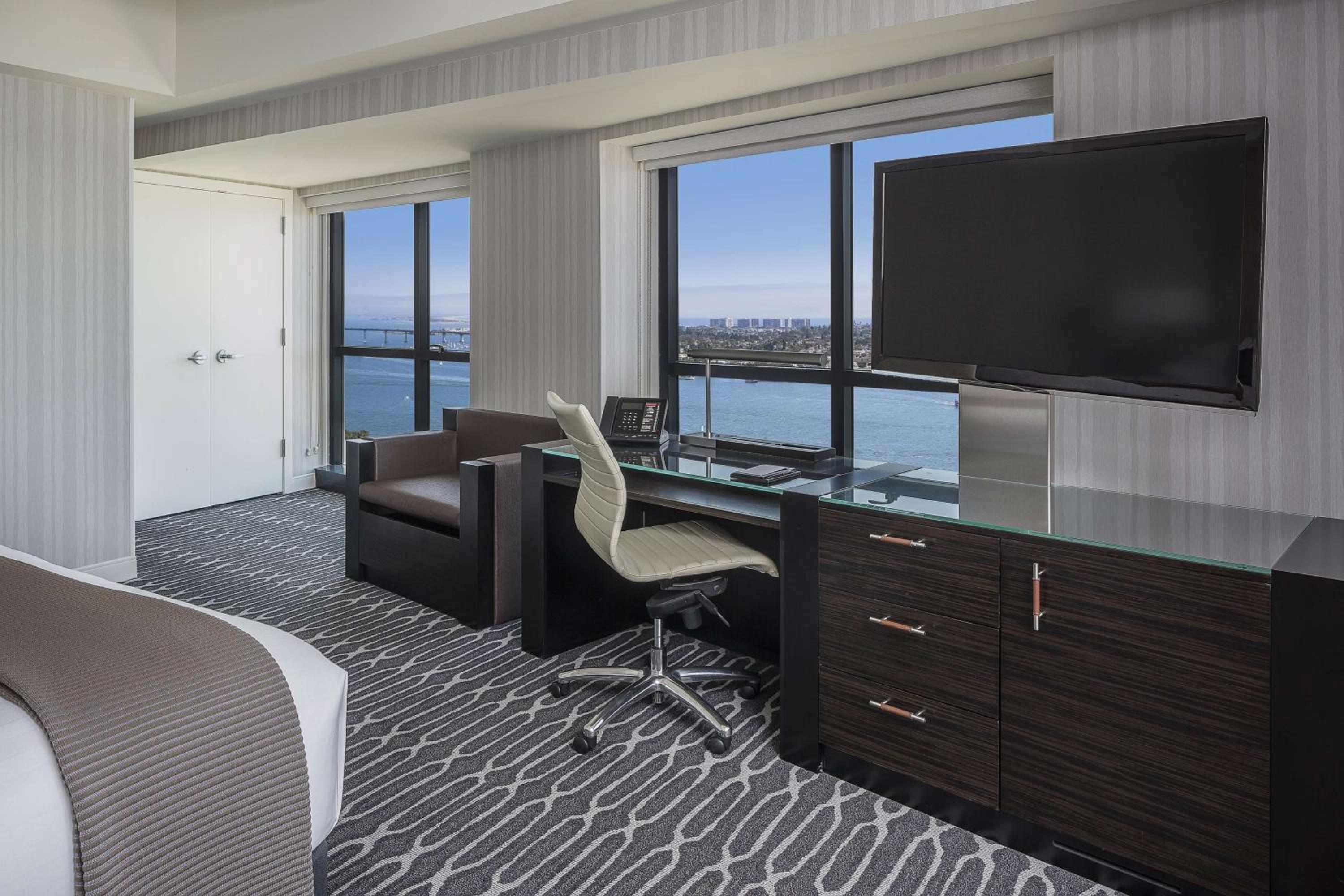 Corner King Room