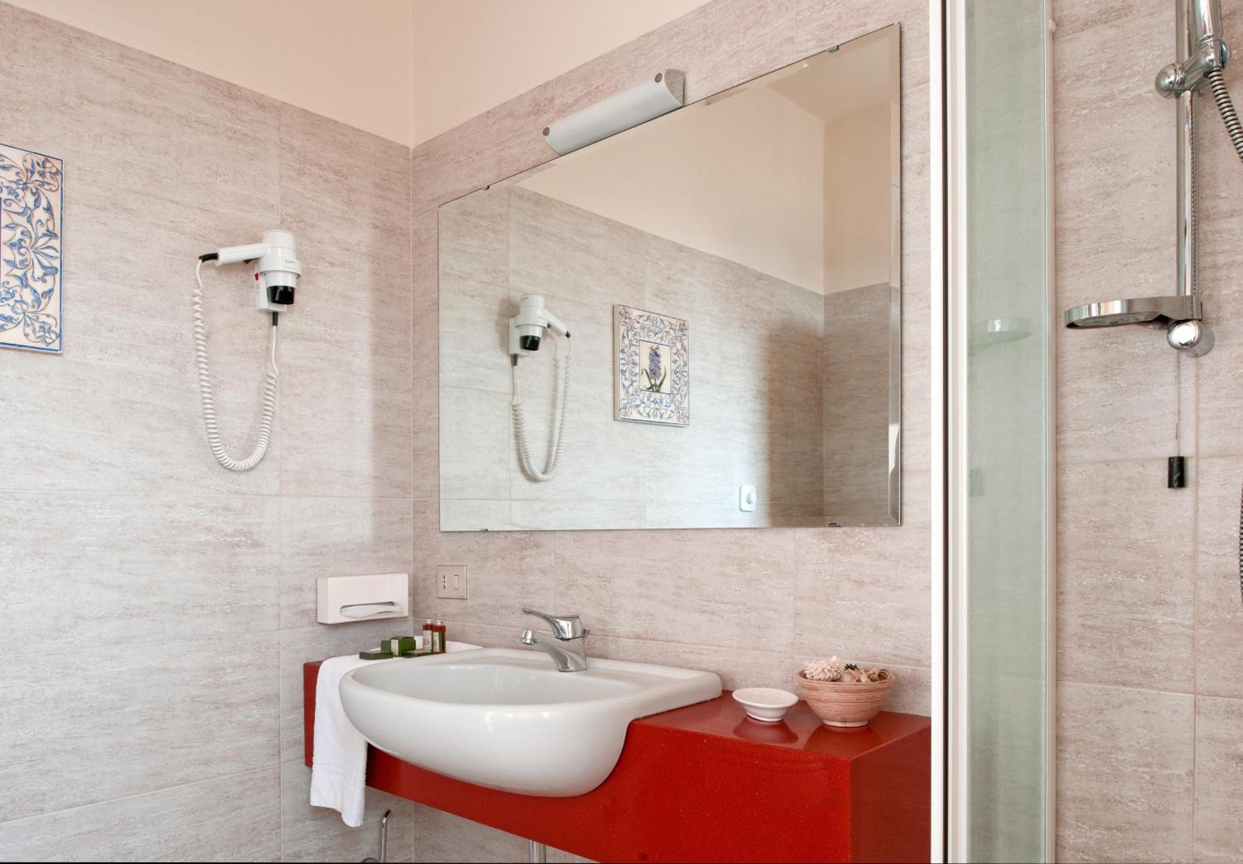 Standard Double or Twin Room - Photo 3