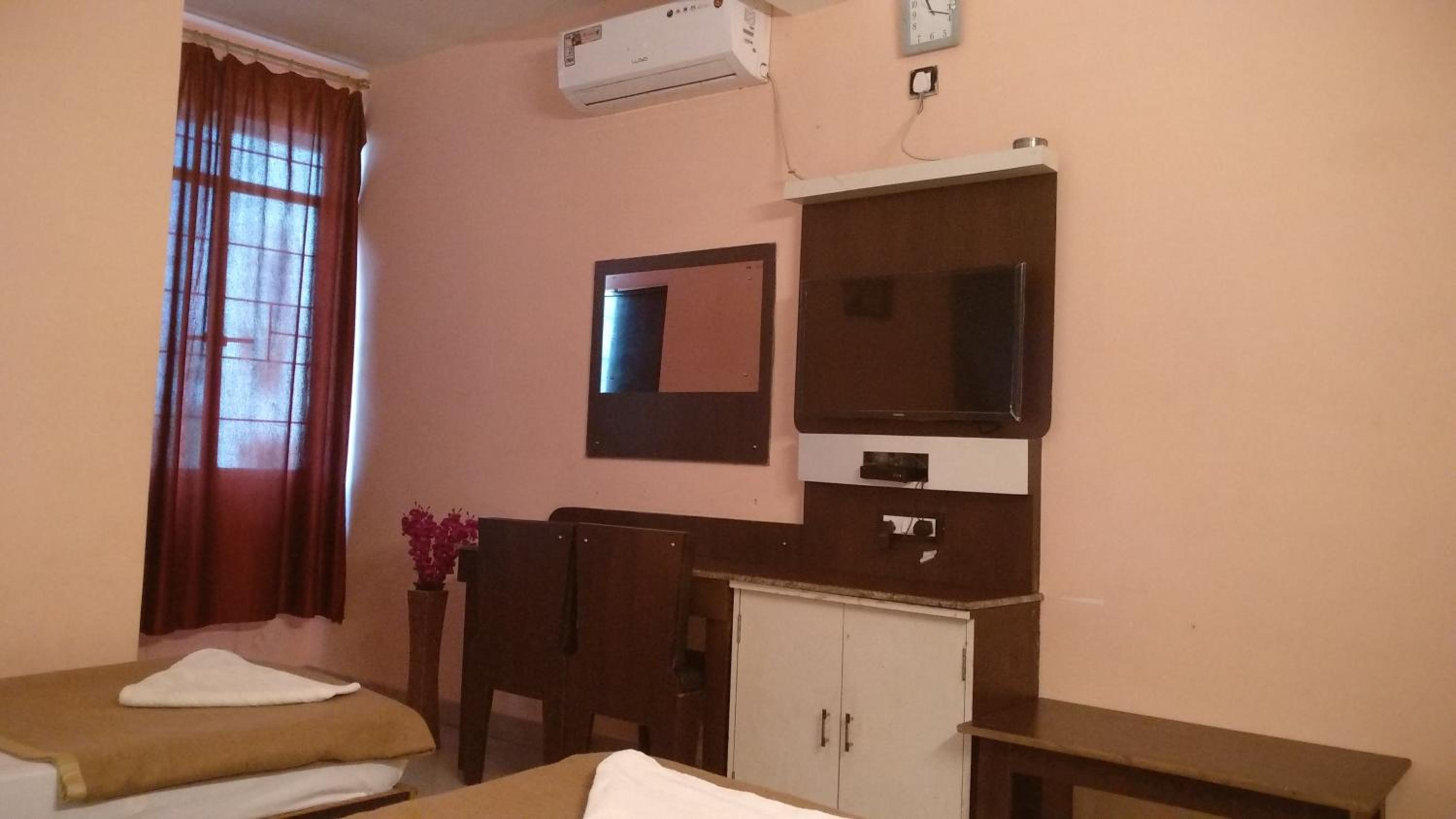 Deluxe Double or Twin Room - Photo 8