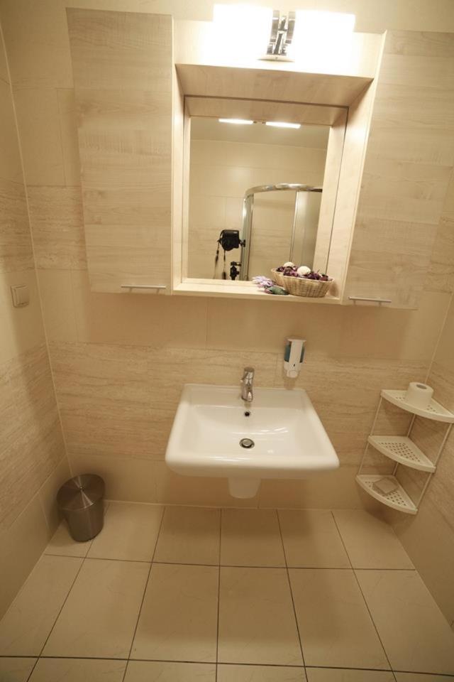Economy Twin Room - Photo 4