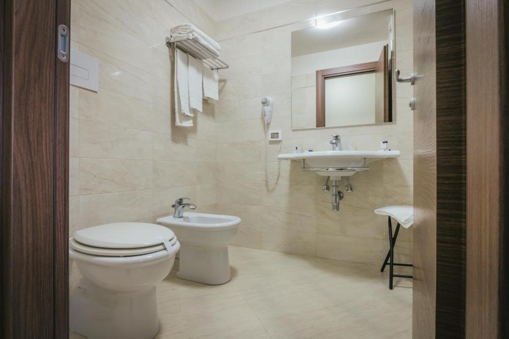 Double or Twin Room - Photo 10
