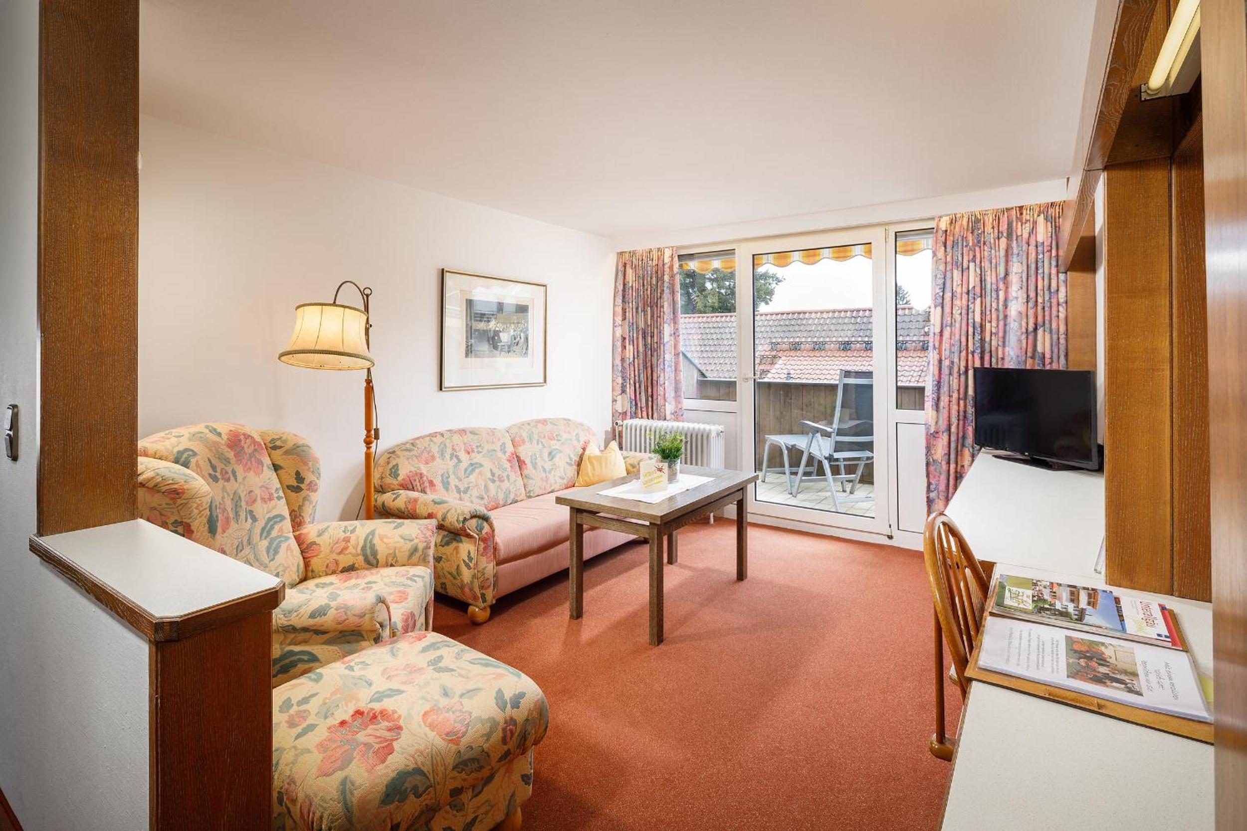 Deluxe Double Room with Balcony - Photo 4