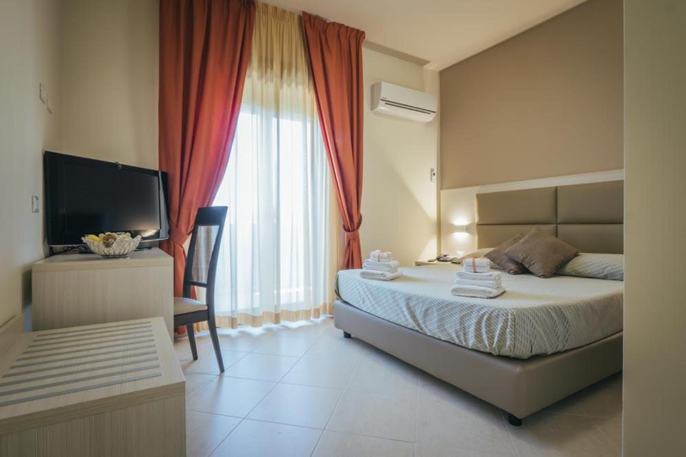 Deluxe Queen Room - Photo 5
