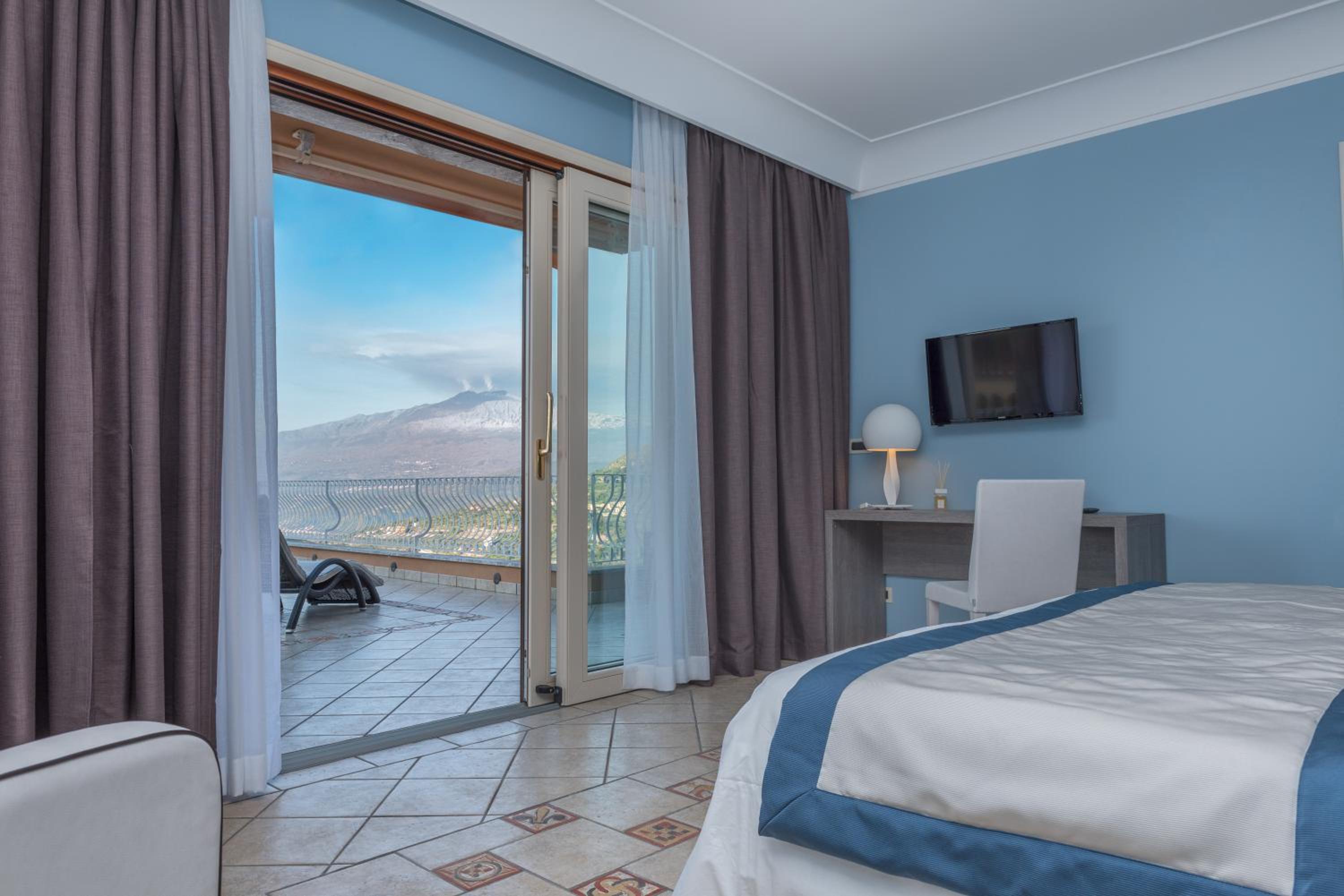 Deluxe Suite with Sea View photo 3