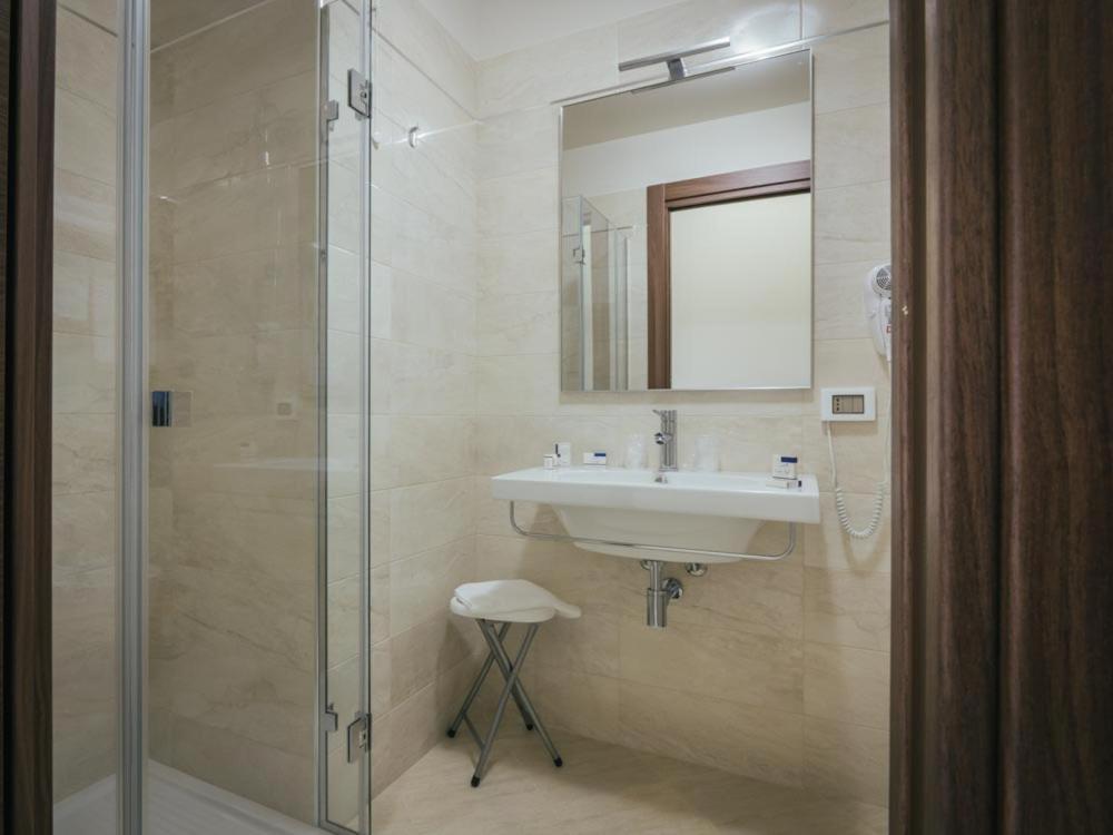 Deluxe Queen Room - Photo 4