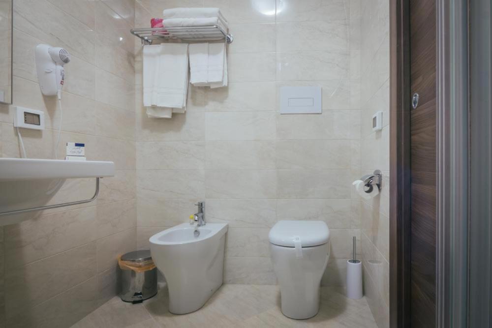 Deluxe Queen Room - Photo 2
