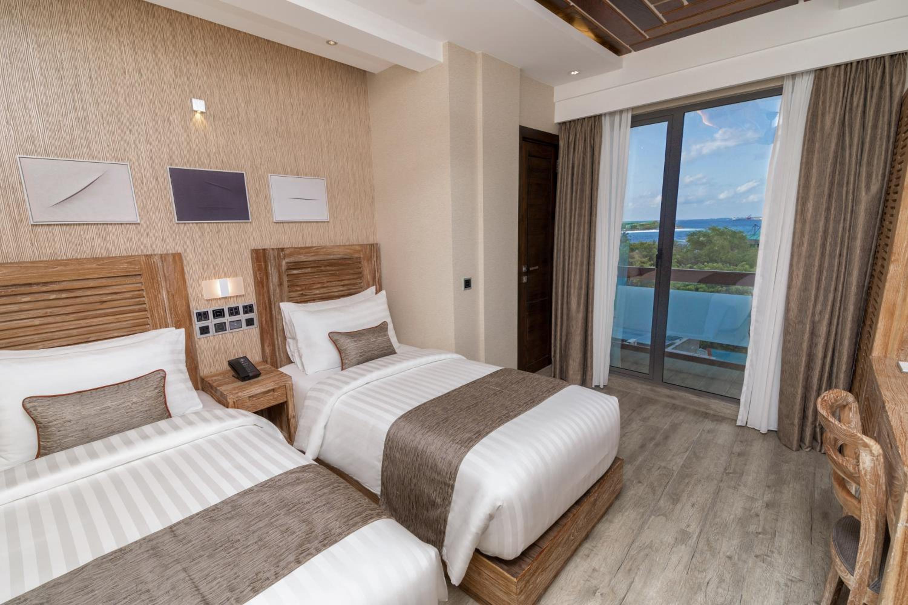 Deluxe Double or Twin with Ocean View and Balcony (Free Return Airport Transfer) - Photo 6