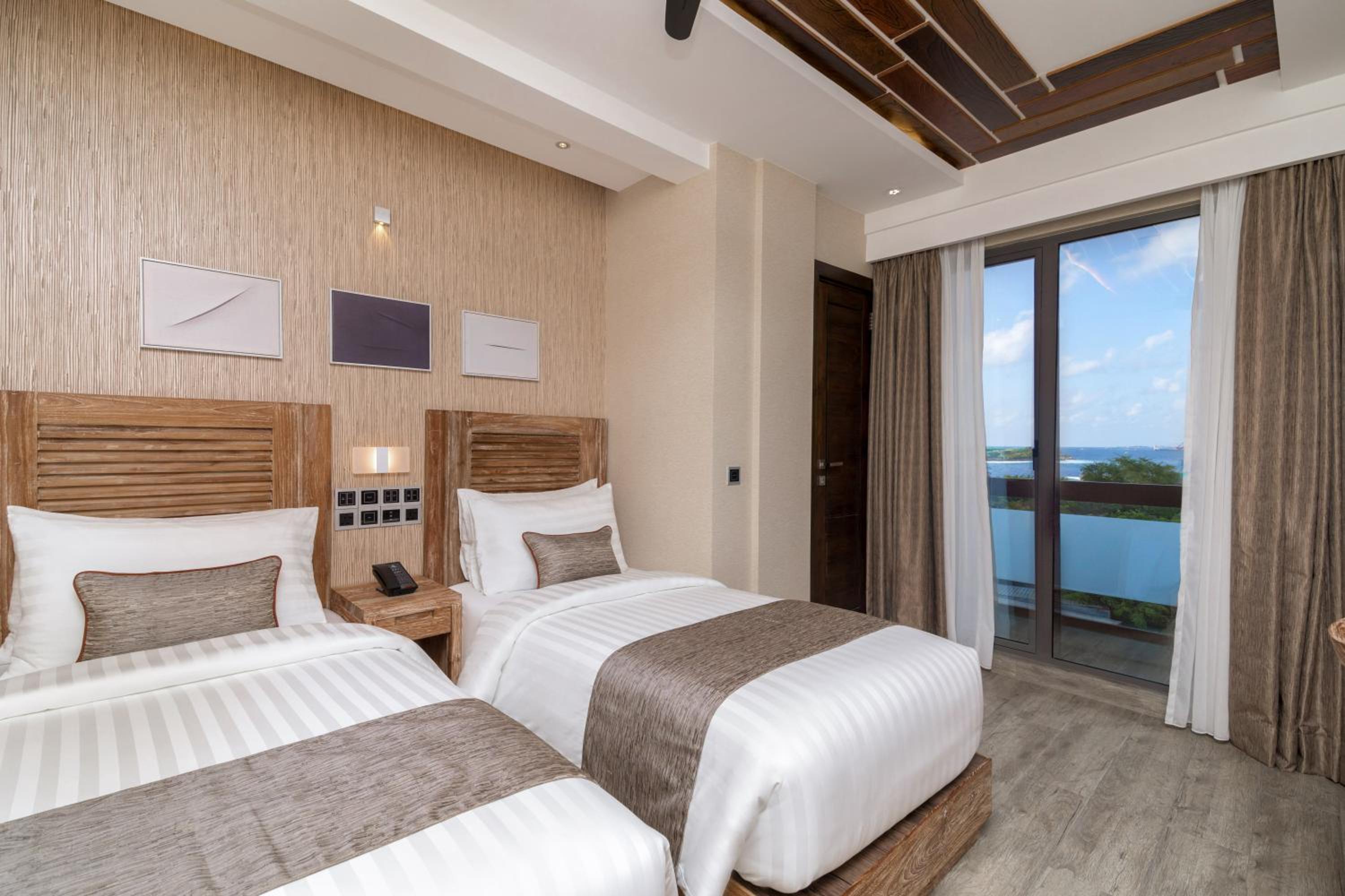 Deluxe Double or Twin with Ocean View and Balcony (Free Return Airport Transfer) - Photo 7