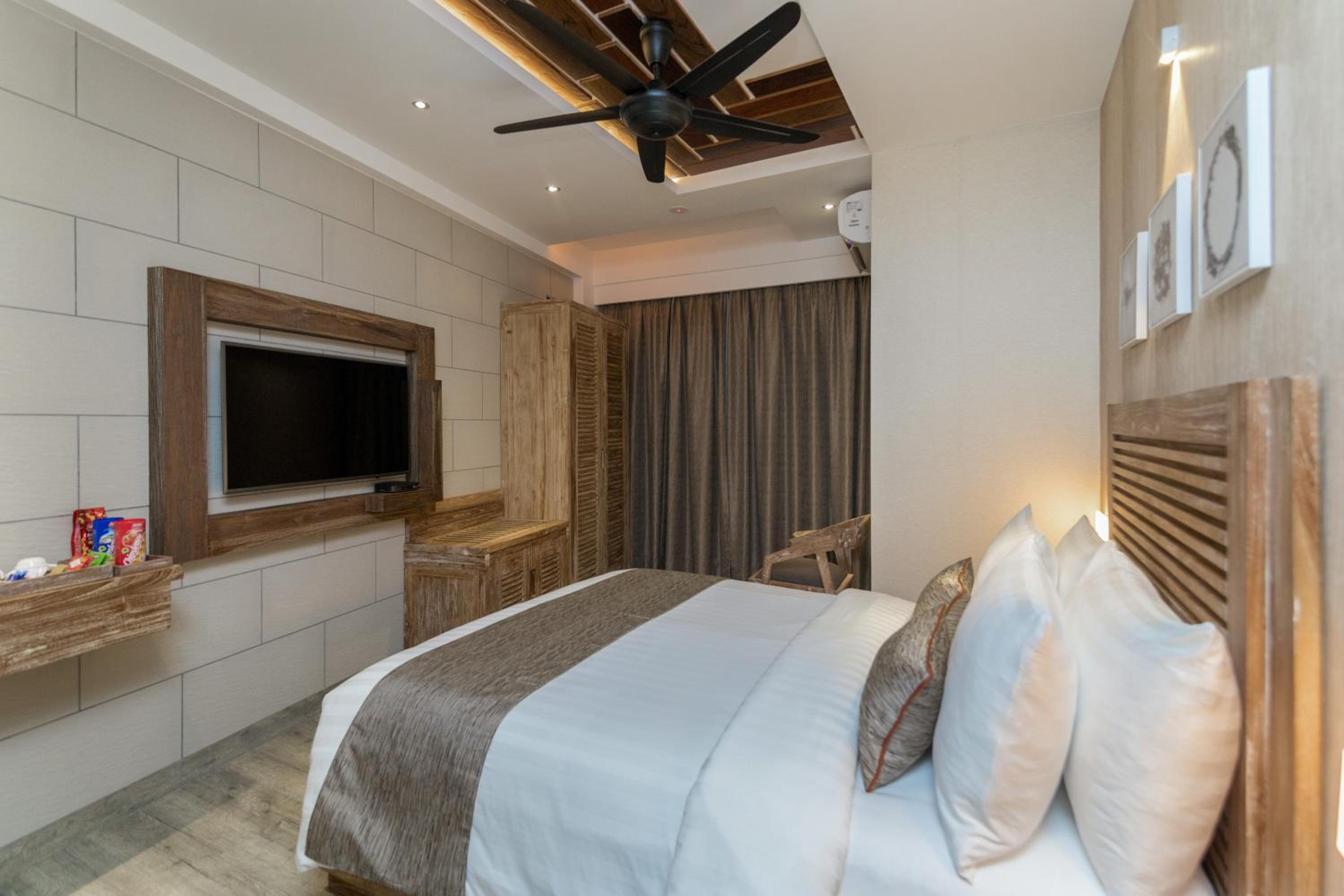 Super Deluxe Double with Ocean View and Balcony (Free Return Airport Transfer) - Photo 12