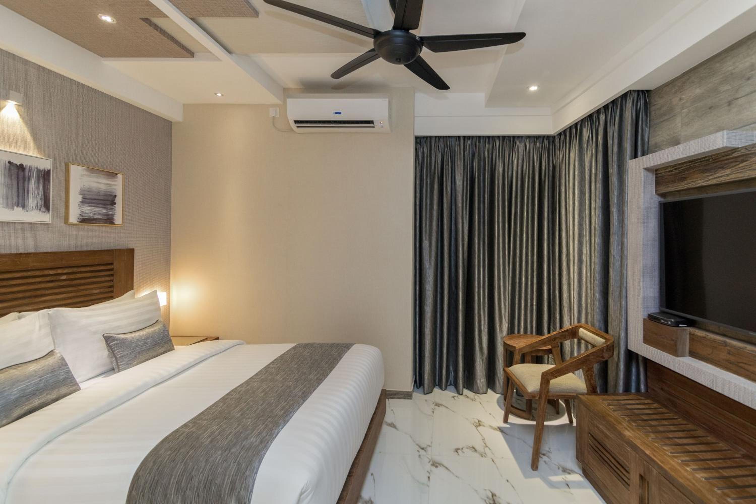 Executive Suite with Balcony (Free Return Airport Transfer) - Photo 10