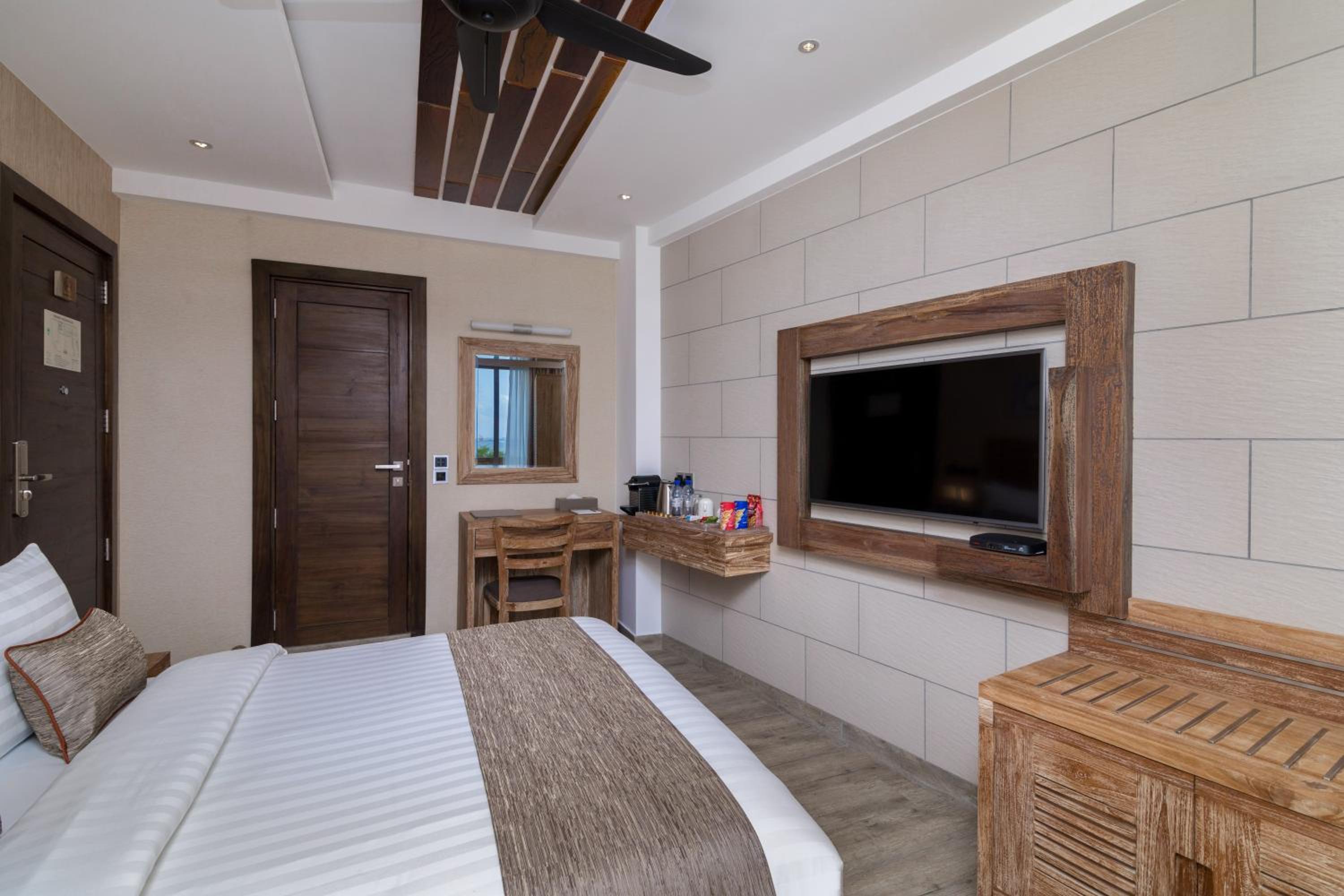 Super Deluxe Double with Ocean View and Balcony (Free Return Airport Transfer) - Photo 7