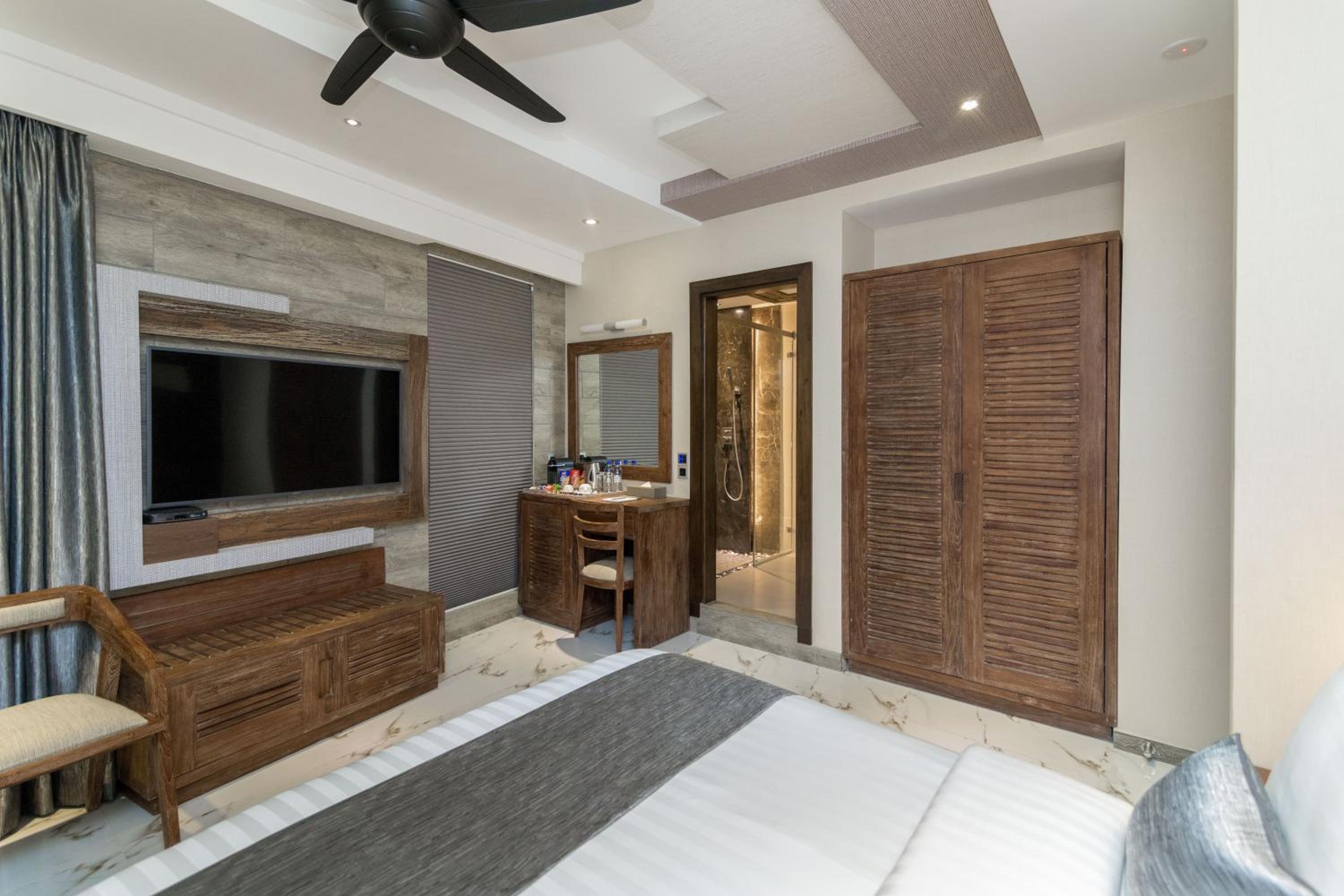 Executive Suite with Balcony (Free Return Airport Transfer) - Photo 8