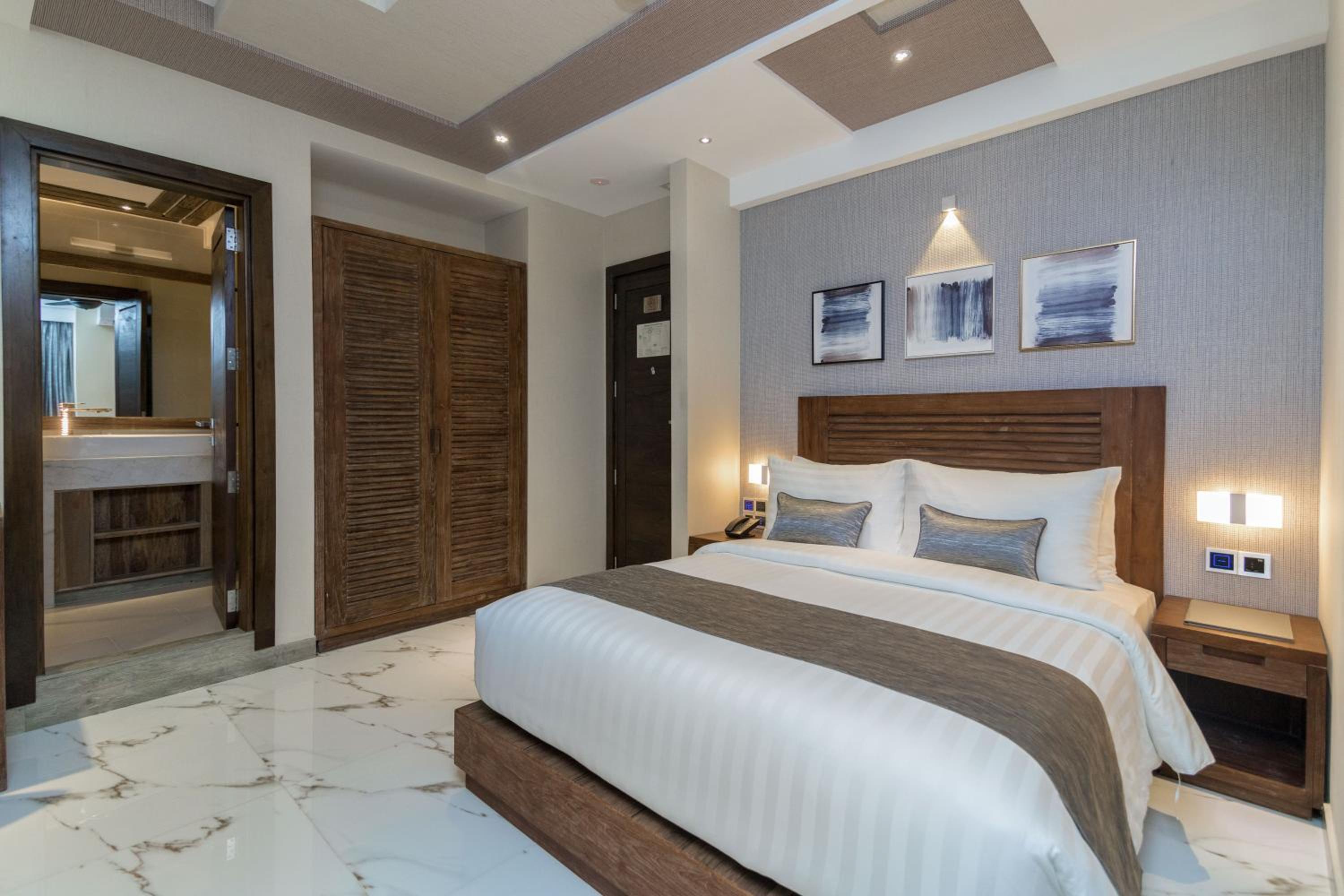 Executive Suite with Balcony (Free Return Airport Transfer) - Photo 7