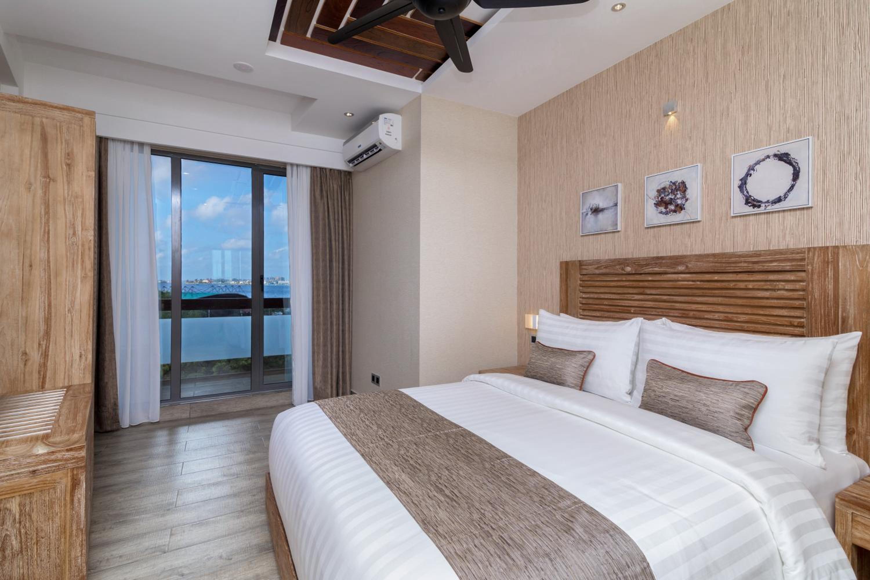 Super Deluxe Double with Ocean View and Balcony (Free Return Airport Transfer) - Photo 5