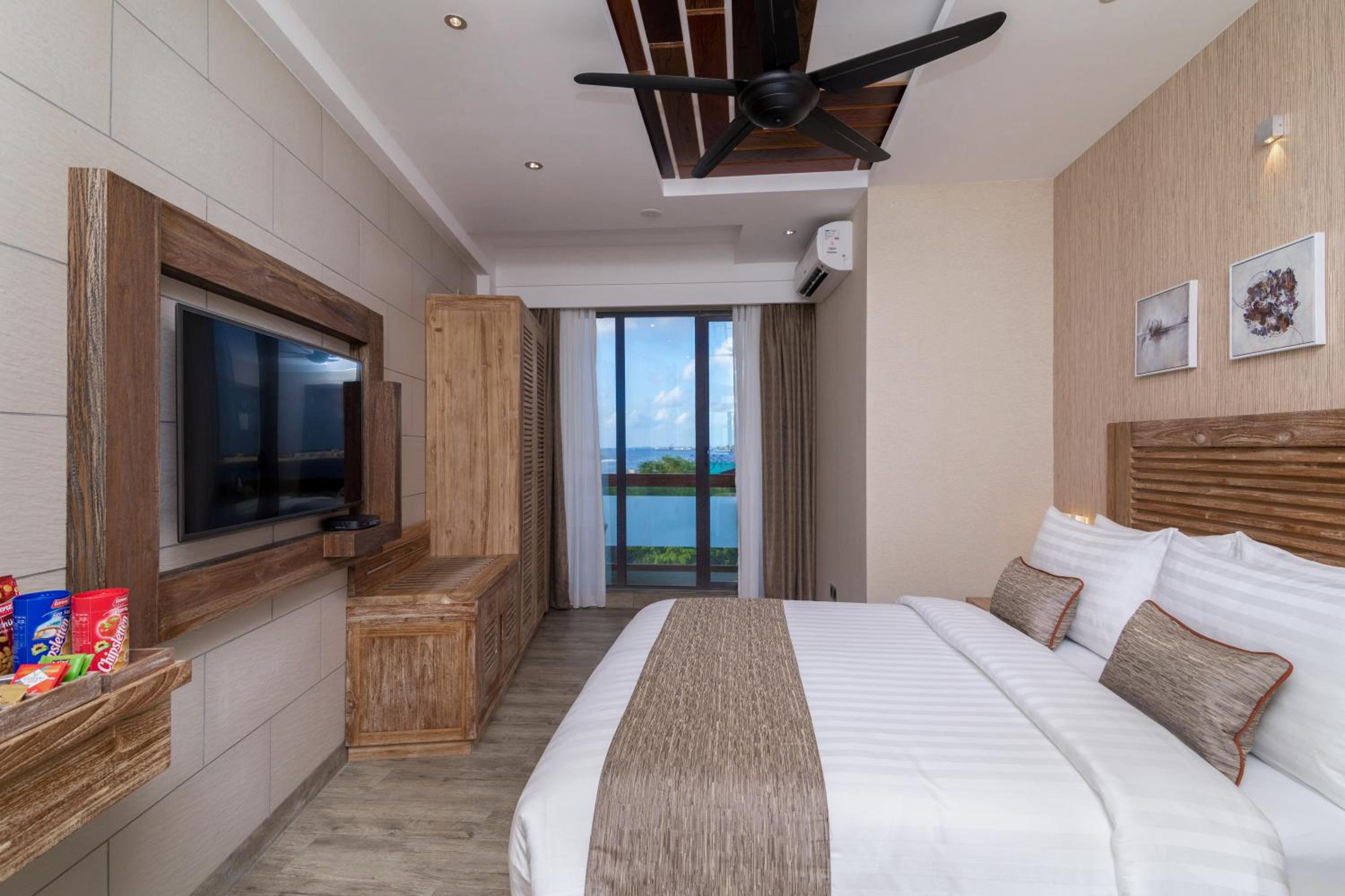 Super Deluxe Double with Ocean View and Balcony (Free Return Airport Transfer) - Photo 4