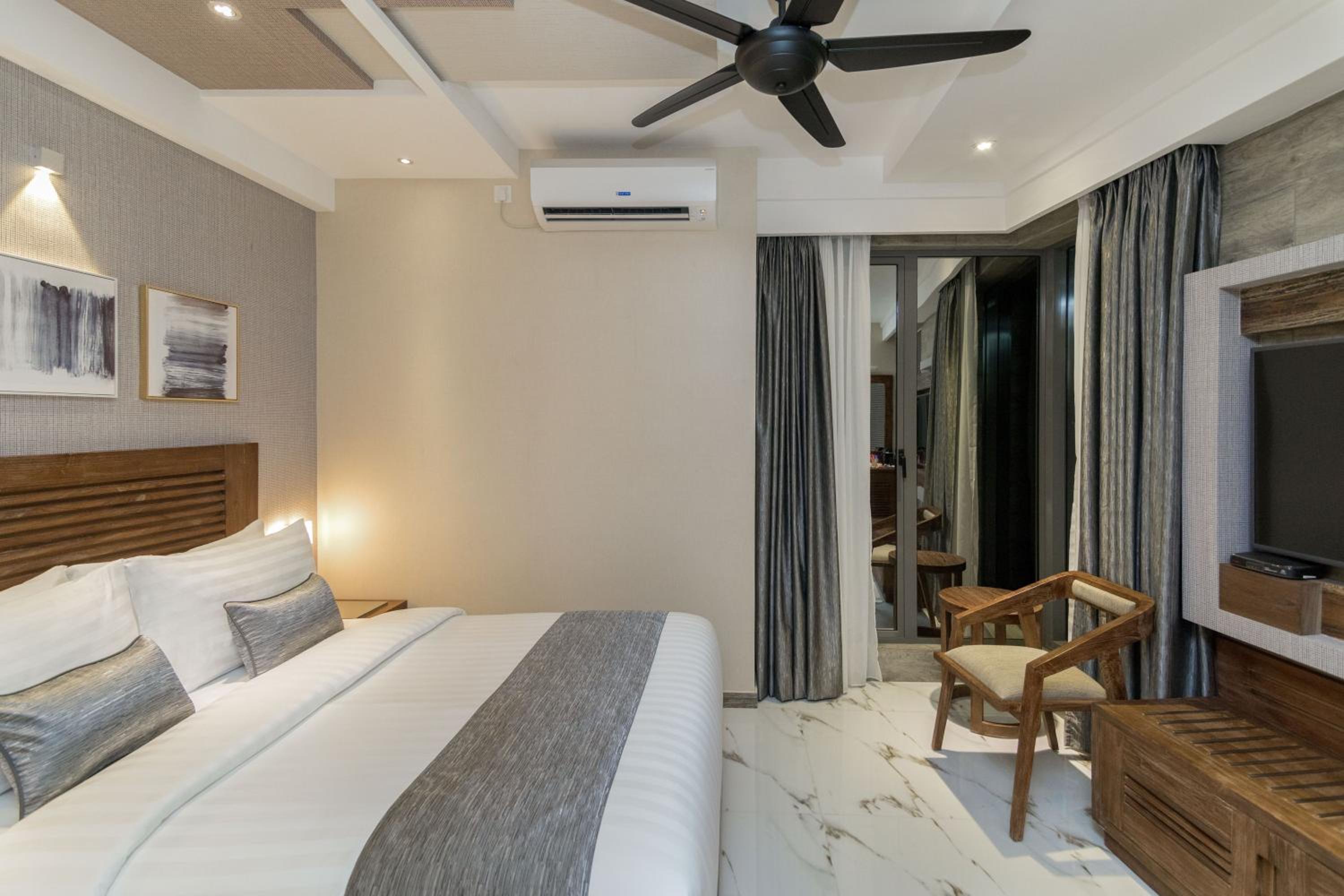 Executive Suite with Balcony (Free Return Airport Transfer) - Photo 6