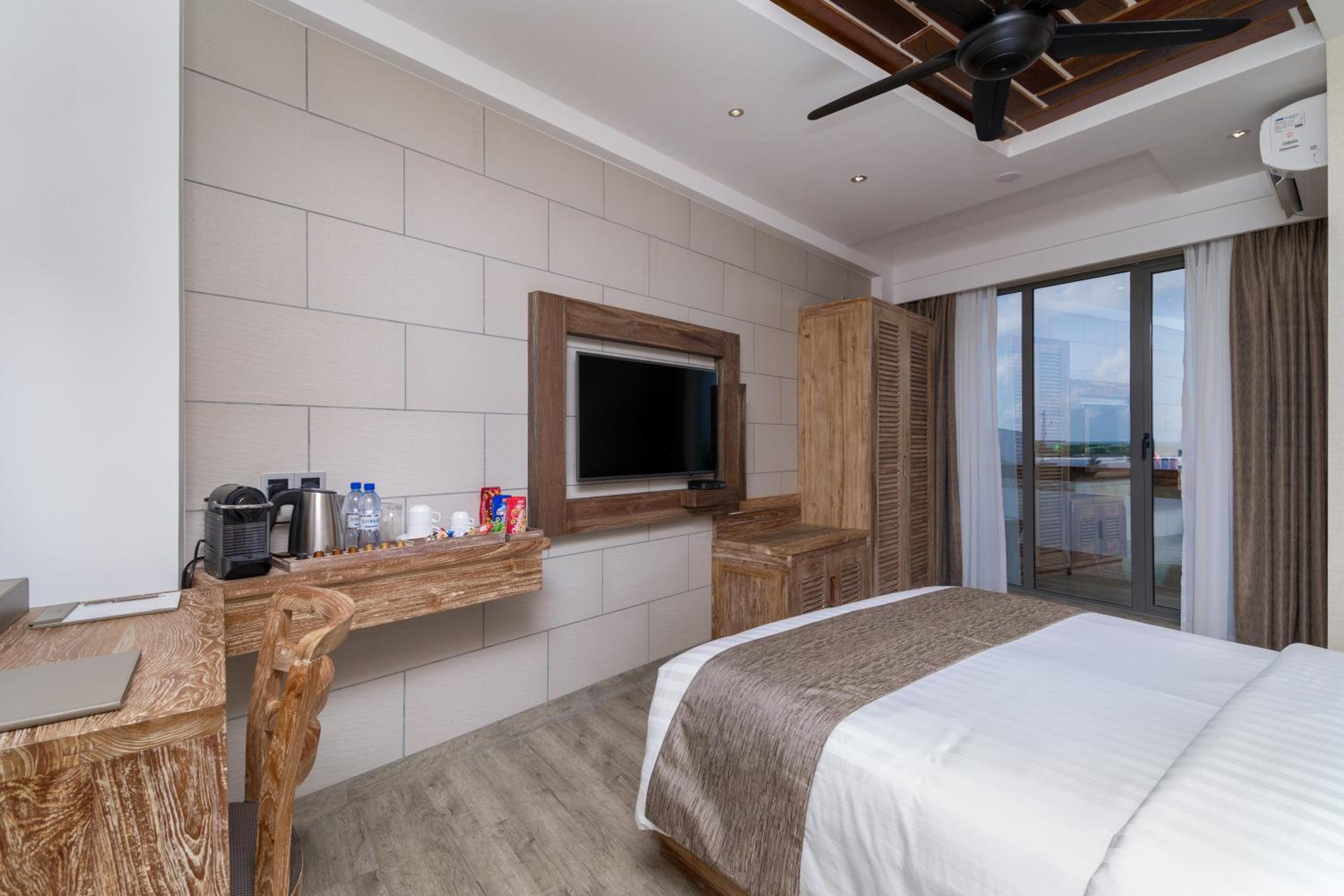 Super Deluxe Double with Ocean View and Balcony (Free Return Airport Transfer) - Photo 8