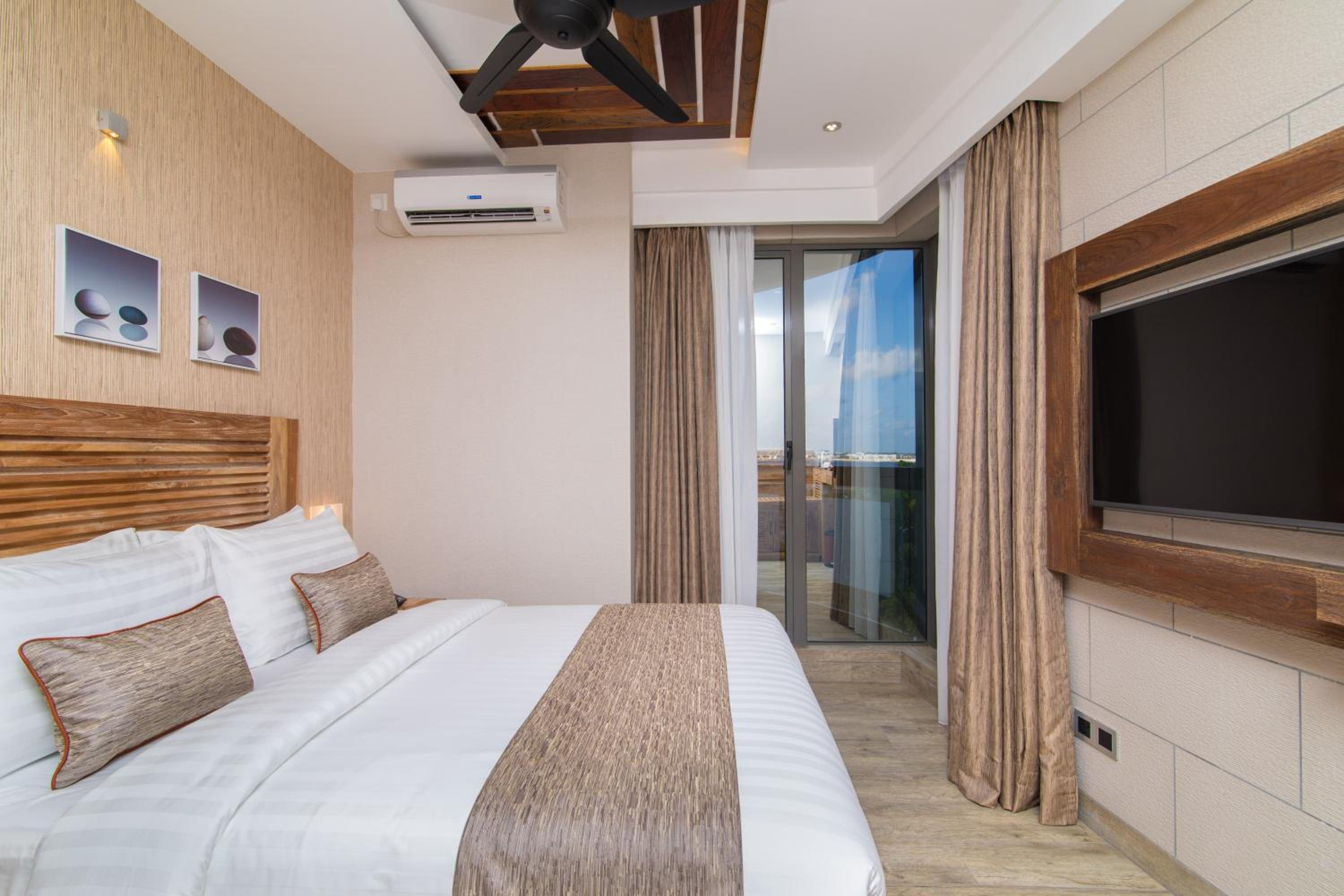 Deluxe Double with Ocean View and Balcony (Free Return Airport Transfer) - Photo 7