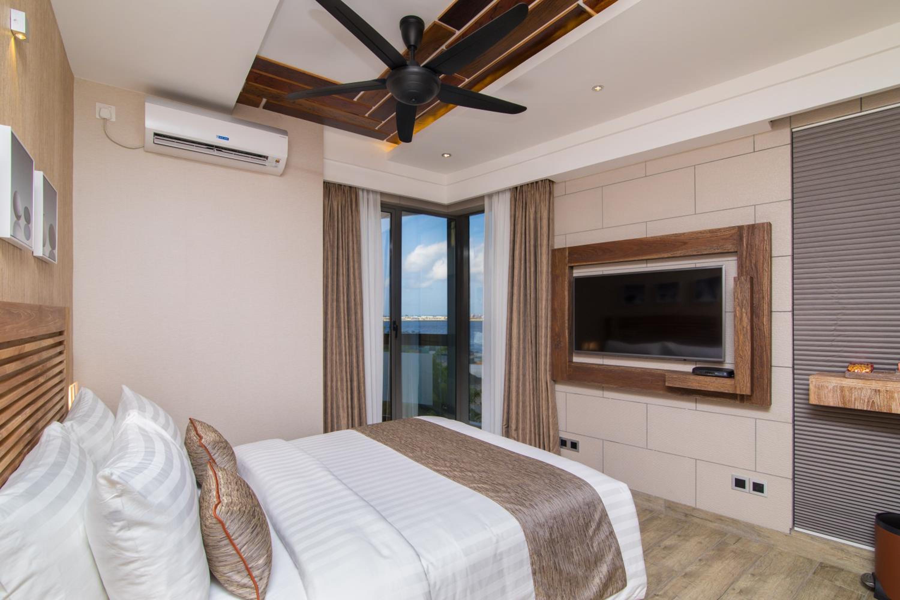 Deluxe Double with Ocean View and Balcony (Free Return Airport Transfer) - Photo 6