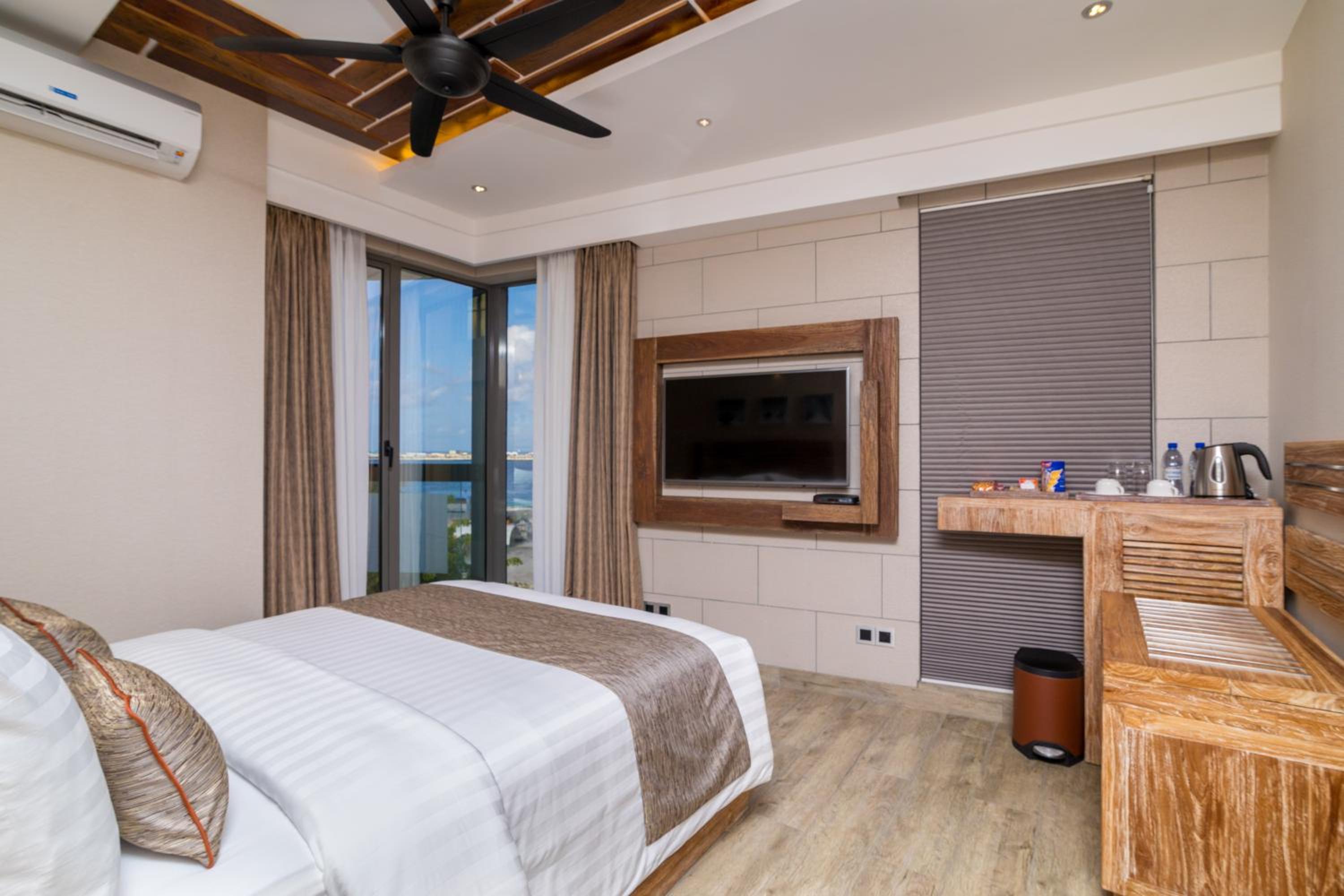 Deluxe Double with Ocean View and Balcony (Free Return Airport Transfer) - Photo 4