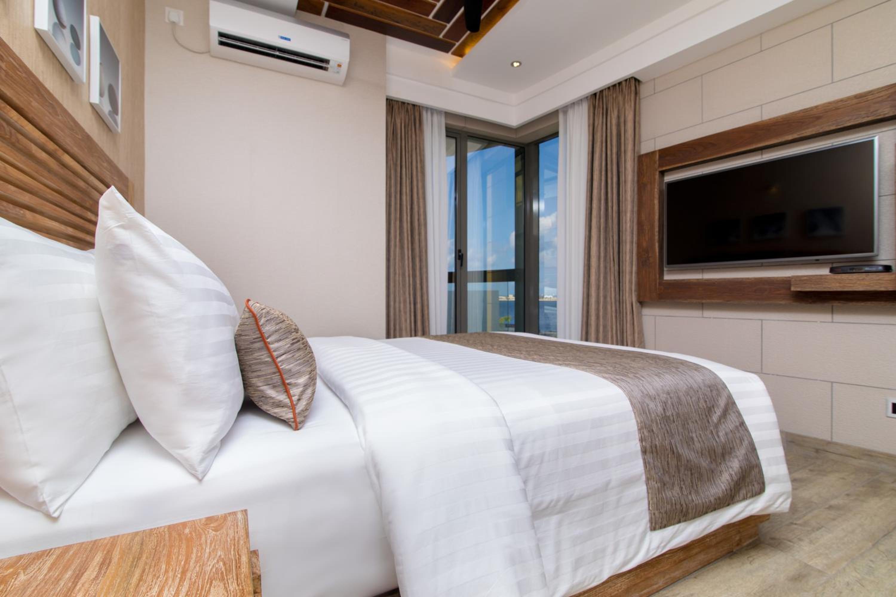 Deluxe Double with Ocean View and Balcony (Free Return Airport Transfer) - Photo 9