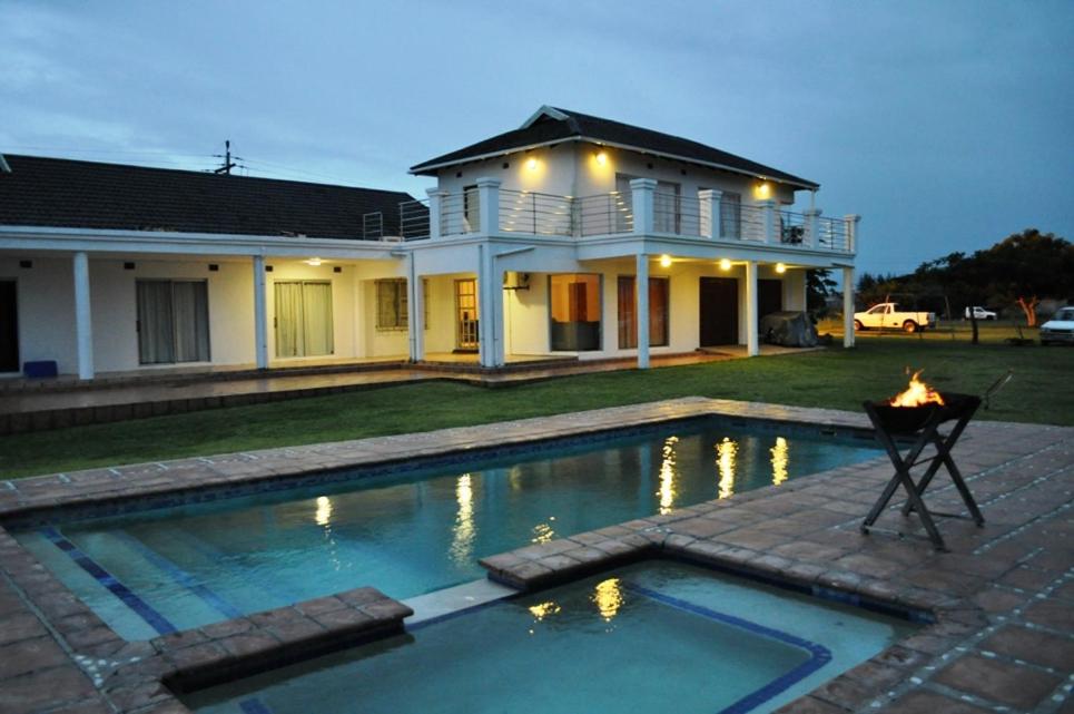 Double or Twin Room with Shared Bathroom - Photo 3