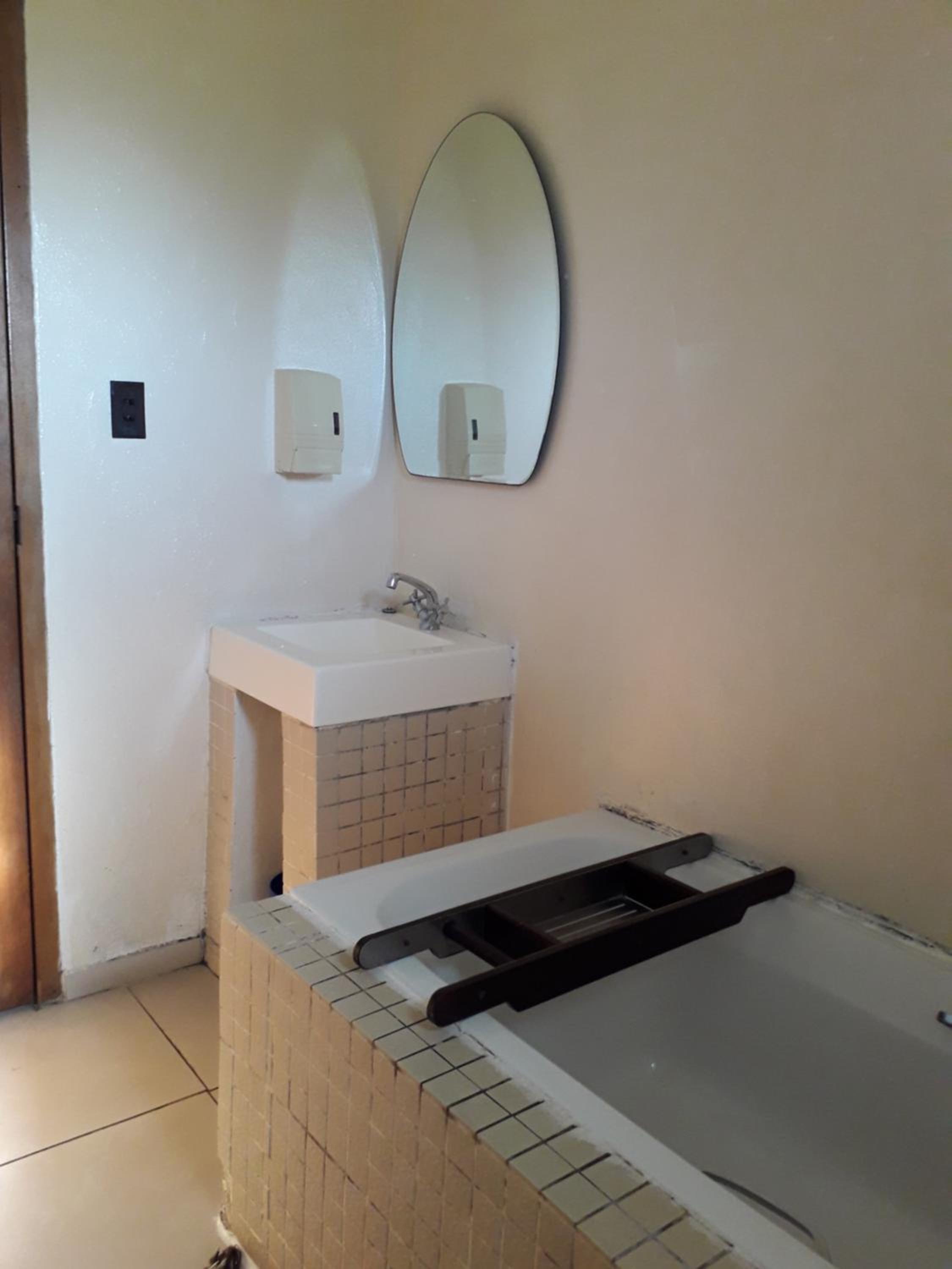 Double or Twin Room with Shared Bathroom - Photo 6