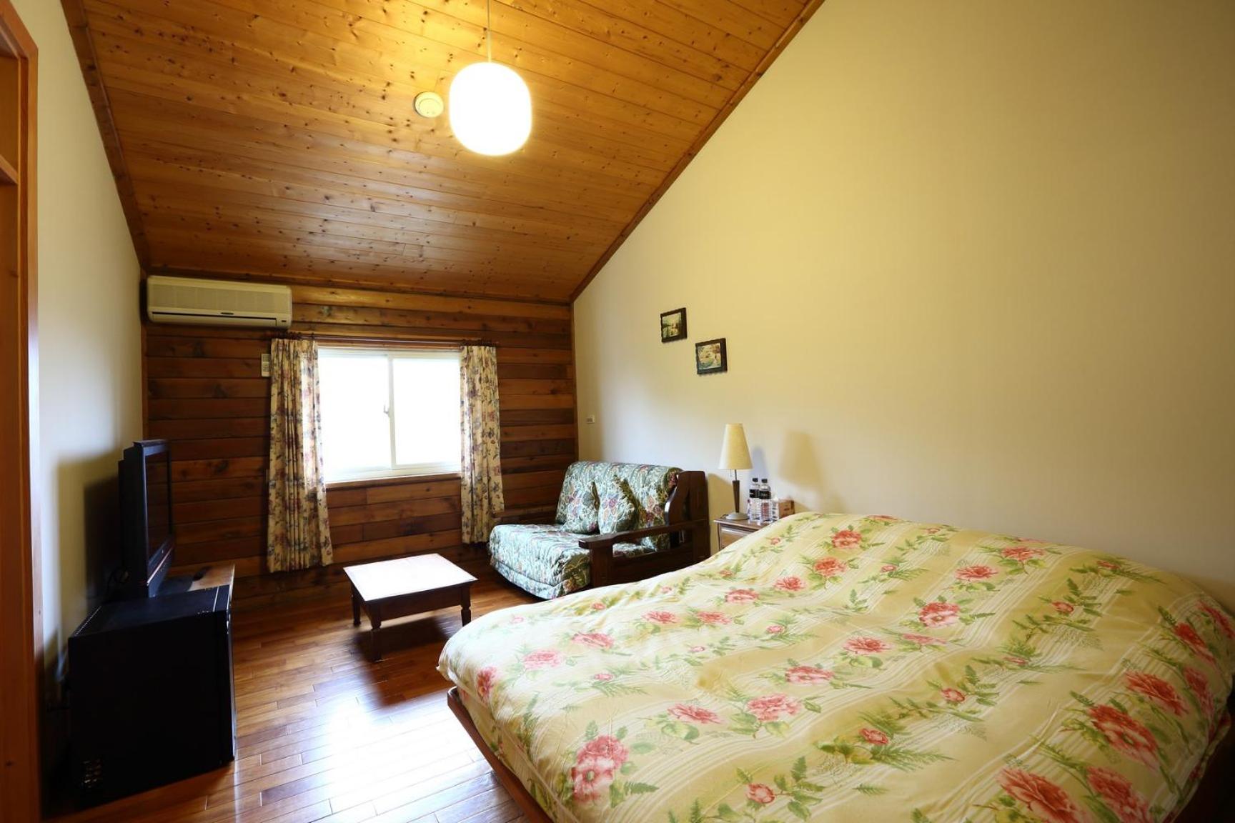 Family Room with Private Bathroom photo 2