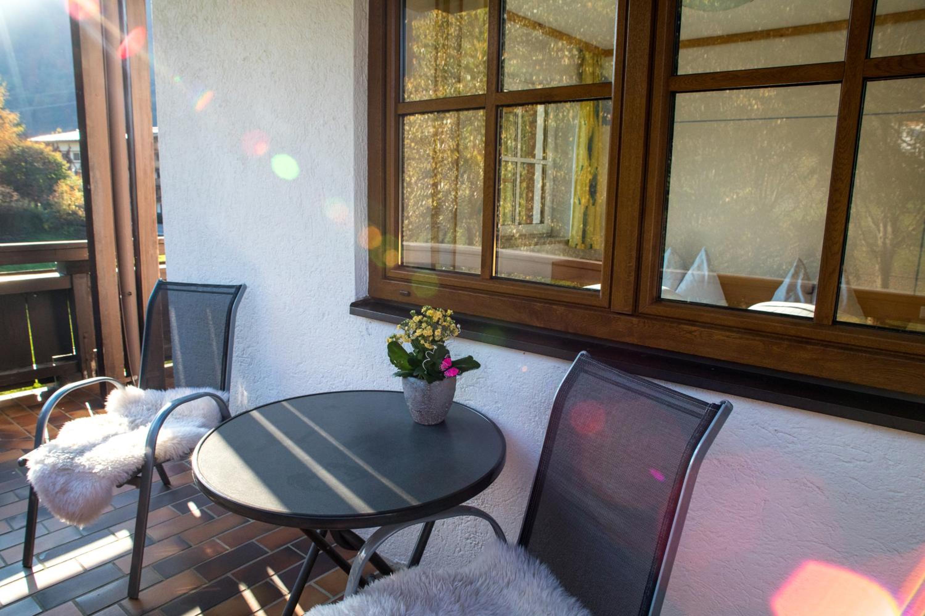 Two-Bedroom Apartment with Balcony or Terrace photo 2