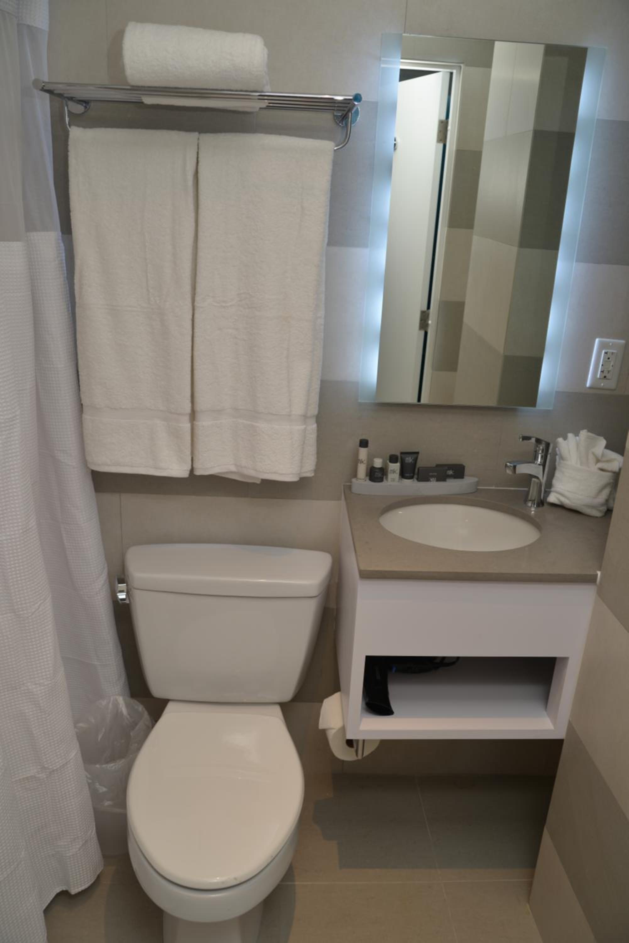 Executive Queen Room with Two Queen Beds photo 2