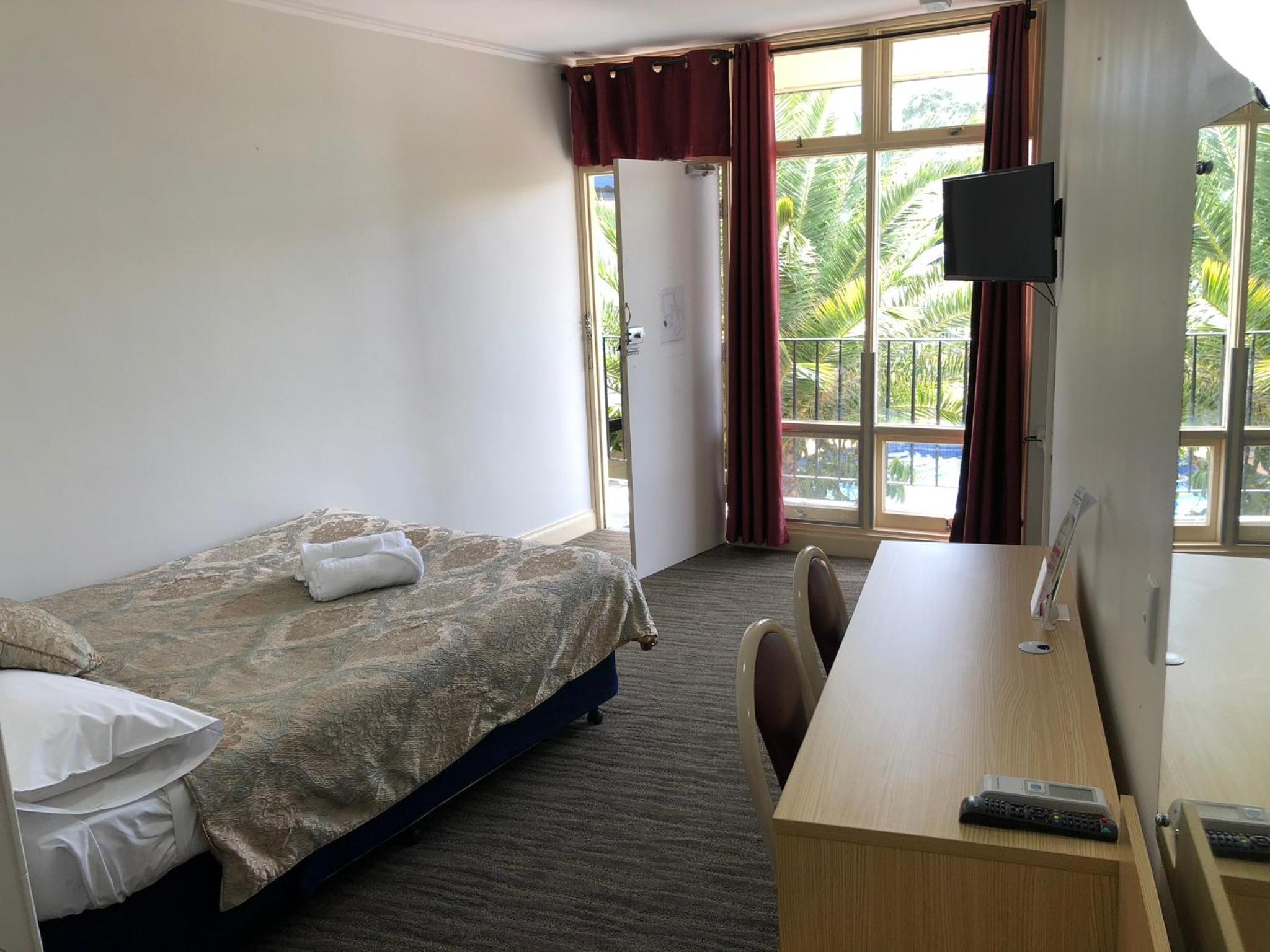 Economy Queen Room 2 Adults Only - Photo 4