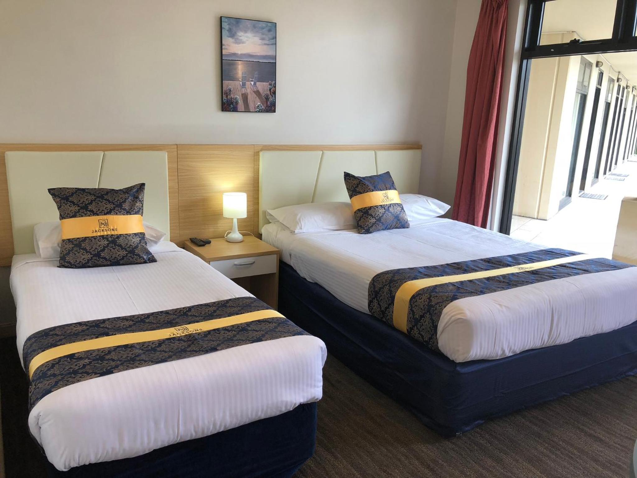 Deluxe Queen Spa Room - Photo 4