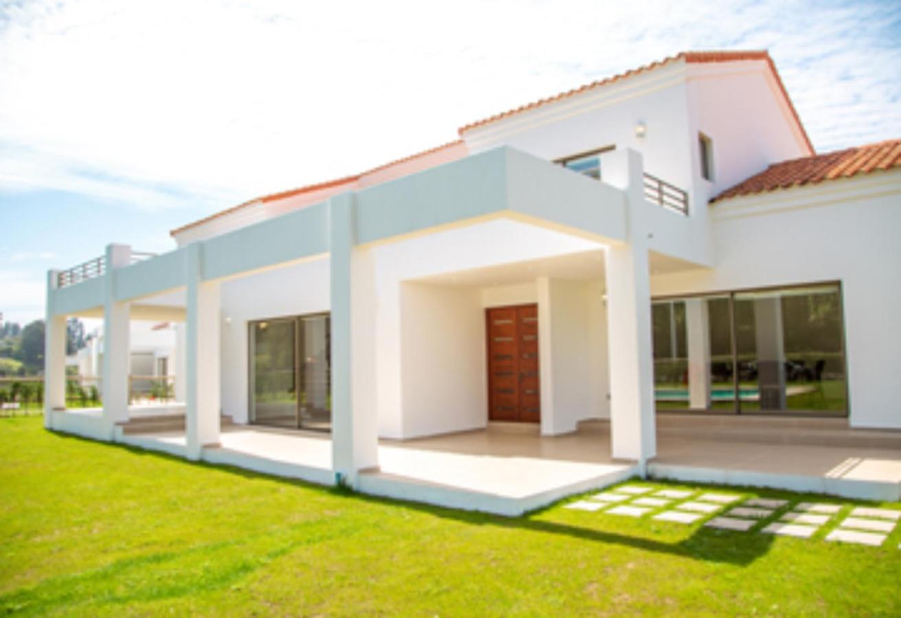 Six-Bedroom House photo 3