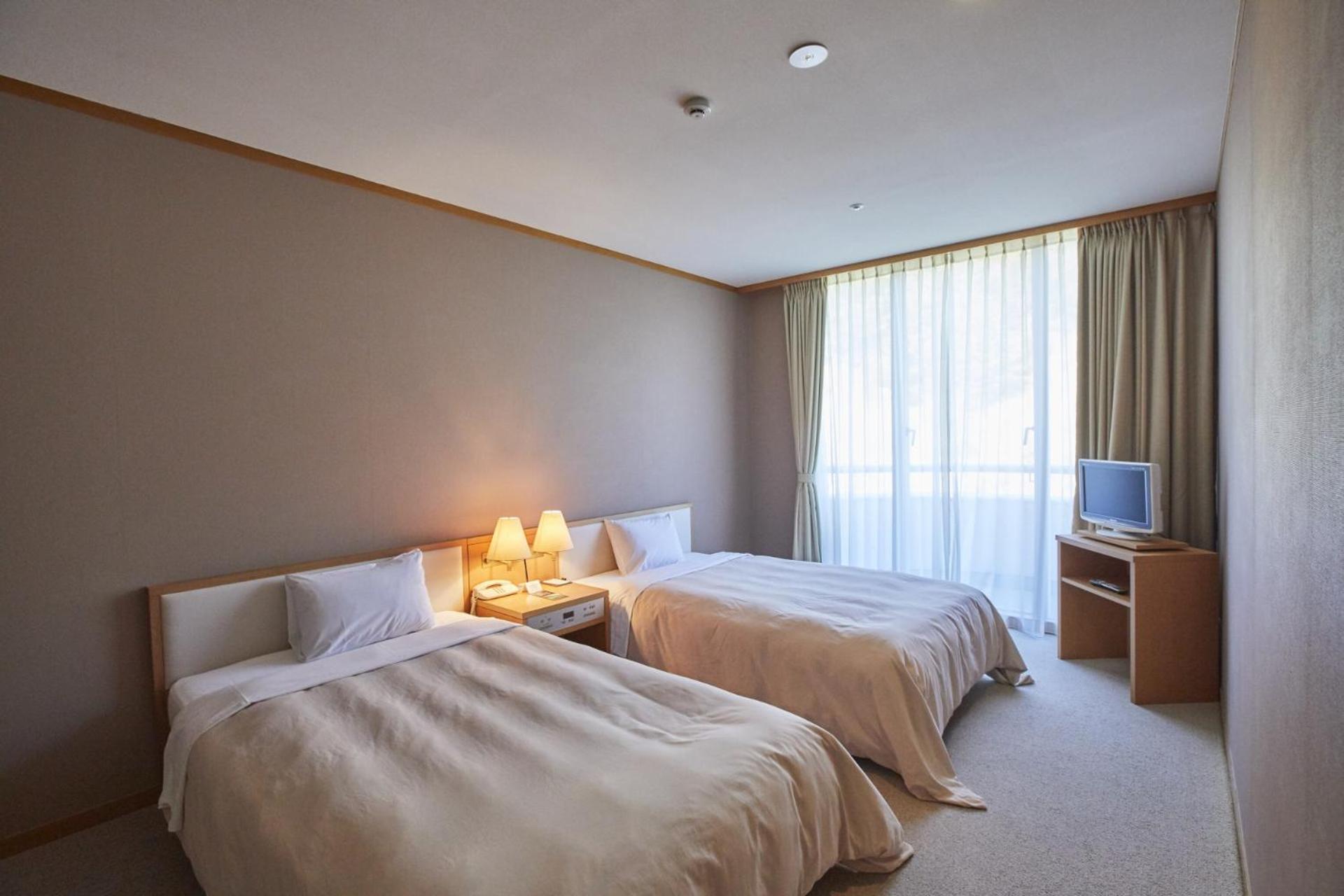 Standard Twin Room with Mountain View - Non-Smoking photo 3