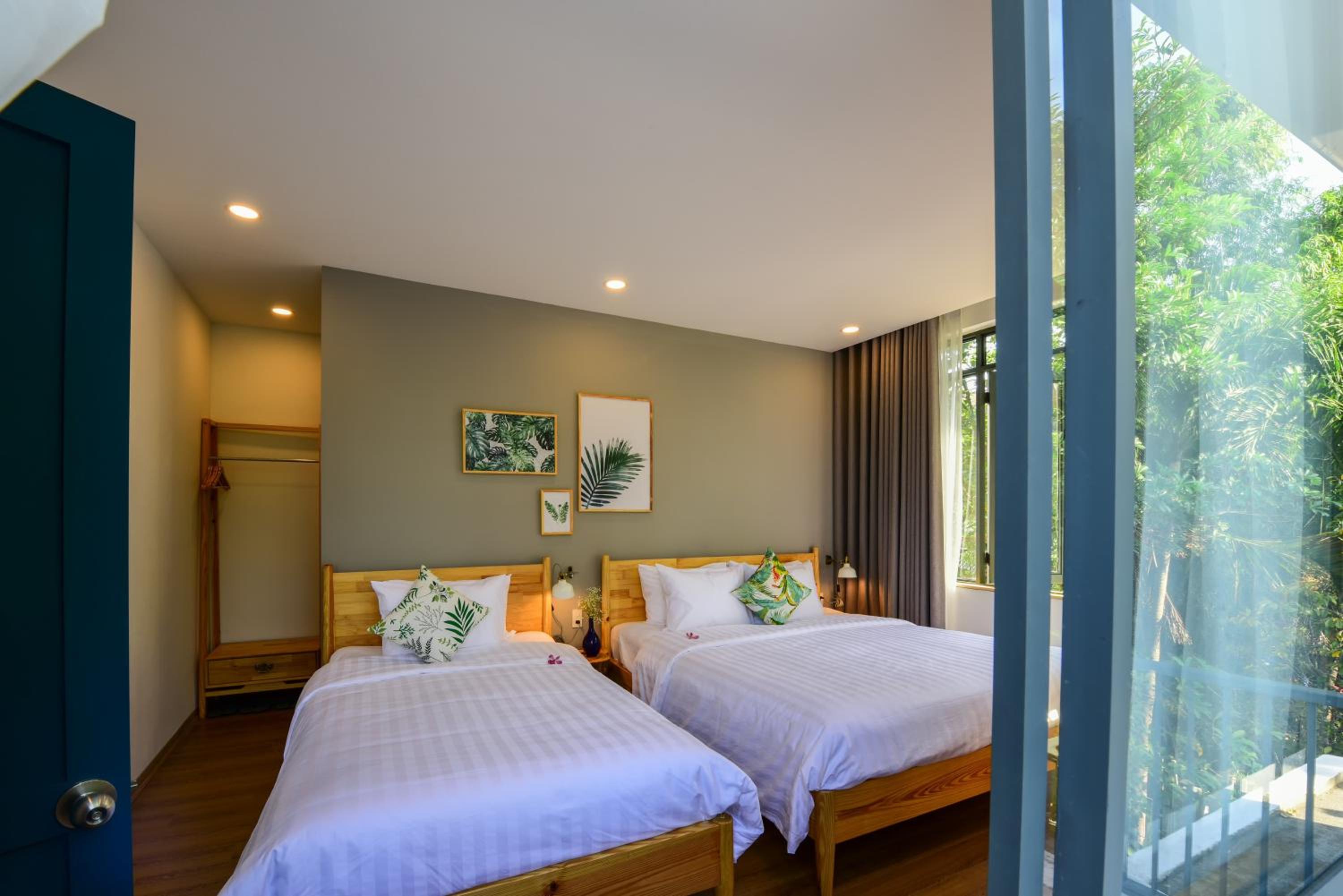Family Room with River View - Photo 7