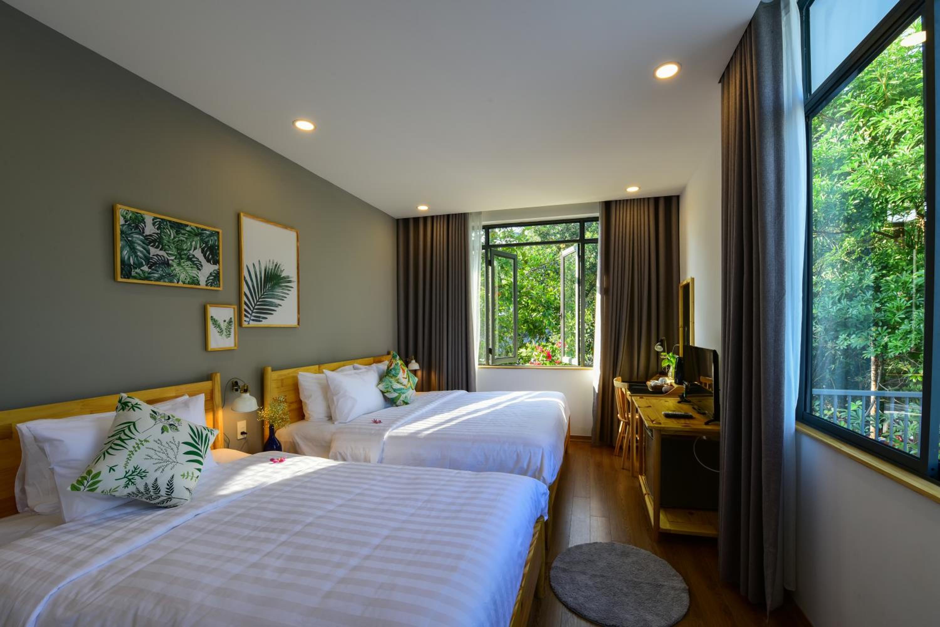 Family Room with River View - Photo 1