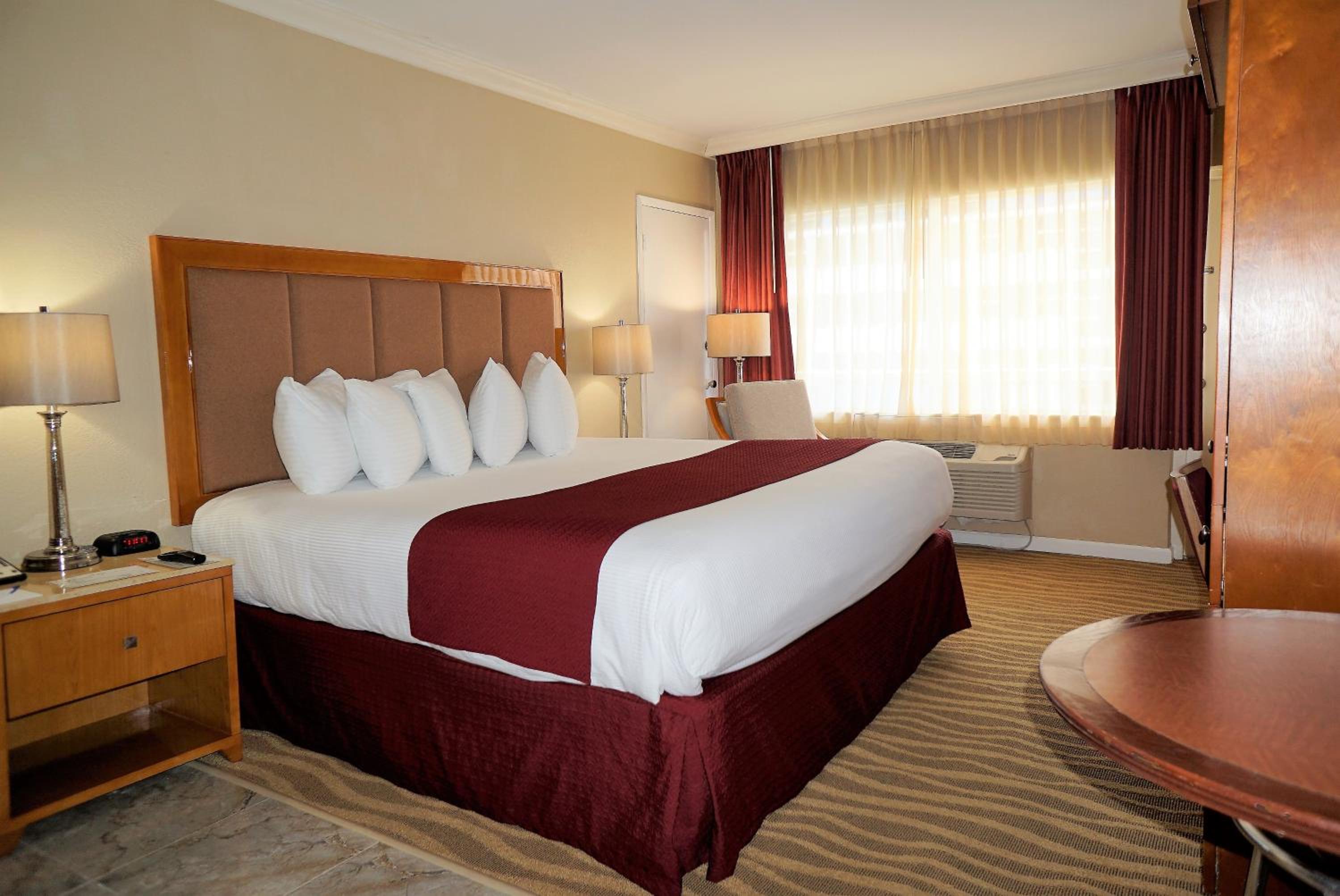 Deluxe King Room - Photo 5